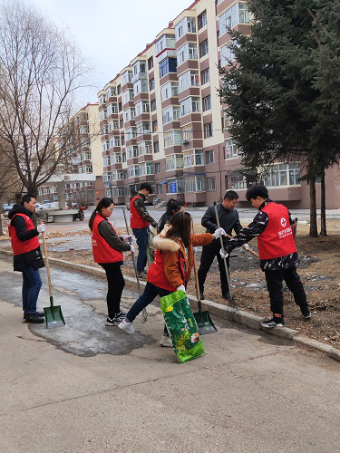 伊春職業(yè)學(xué)院醫(yī)學(xué)技術(shù)學(xué)院師生開(kāi)展學(xué)雷鋒活動(dòng)