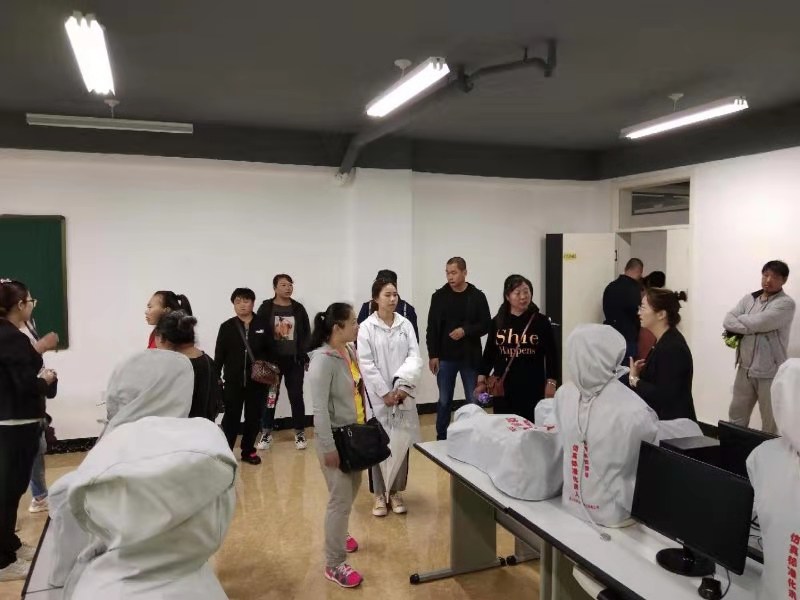 醫(yī)學(xué)技術(shù)學(xué)院組織新生家長(zhǎng)參觀醫(yī)學(xué)實(shí)訓(xùn)大樓 醫(yī)學(xué)技術(shù)學(xué)院組織新生家長(zhǎng)參觀醫(yī)學(xué)實(shí)訓(xùn)大樓