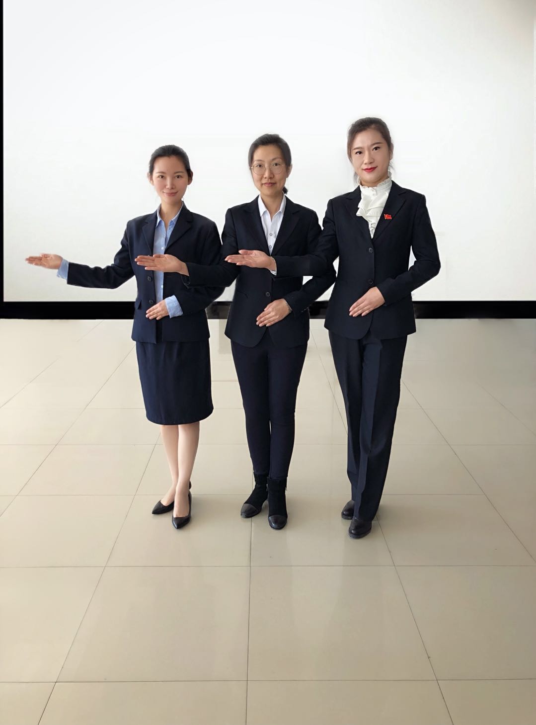 我院為伊春市行政資源中心進(jìn)行政務(wù)禮儀培訓(xùn) 我院為伊春市行政資源中心進(jìn)行政務(wù)禮儀培訓(xùn)