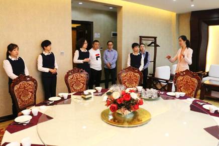 旅游商務(wù)學(xué)院教師為伊春市龍源北方培訓(xùn)基地作禮儀專題講座