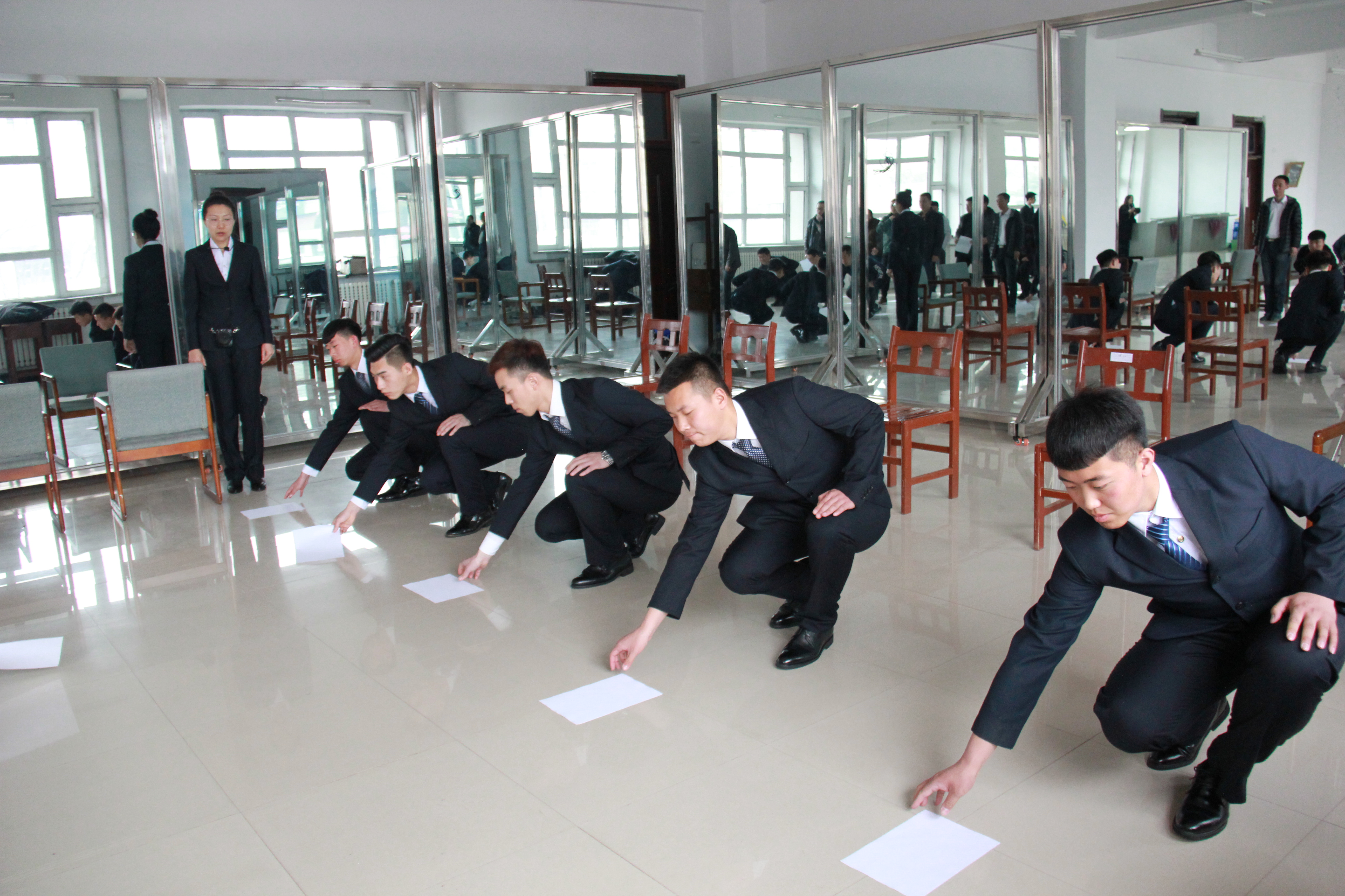 我院為伊春市行政資源中心進(jìn)行政務(wù)禮儀培訓(xùn) 我院為伊春市行政資源中心進(jìn)行政務(wù)禮儀培訓(xùn)