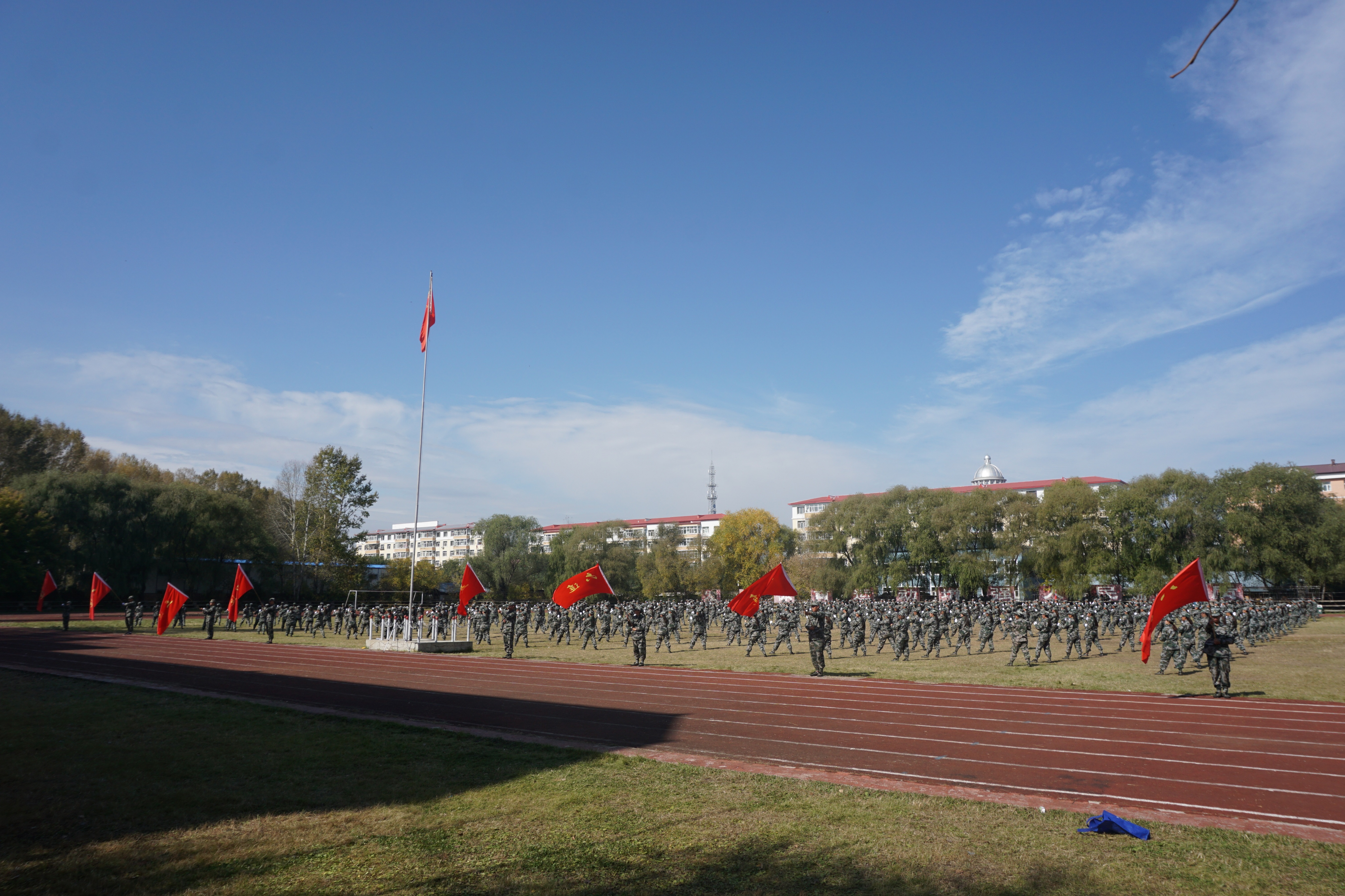 我校舉行2018級新生軍訓(xùn)匯報(bào)暨總結(jié)表彰大會(huì) 我校舉行2018級新生軍訓(xùn)匯報(bào)暨總結(jié)表彰大會(huì)