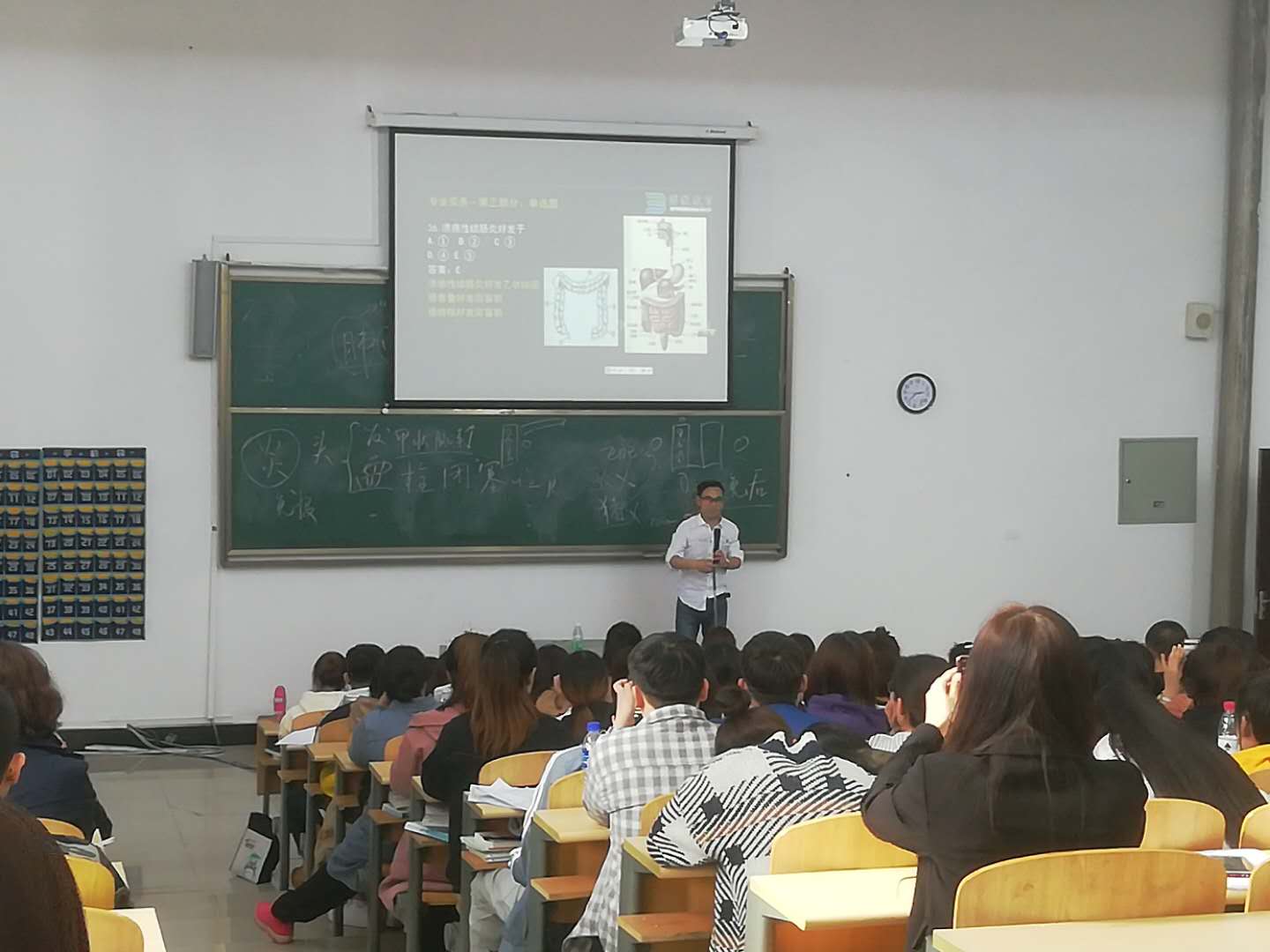 醫(yī)學(xué)技術(shù)學(xué)院邀請護考專家關(guān)永俊為學(xué)生講解護考知識 醫(yī)學(xué)技術(shù)學(xué)院邀請護考專家關(guān)永俊為學(xué)生講解護考知識