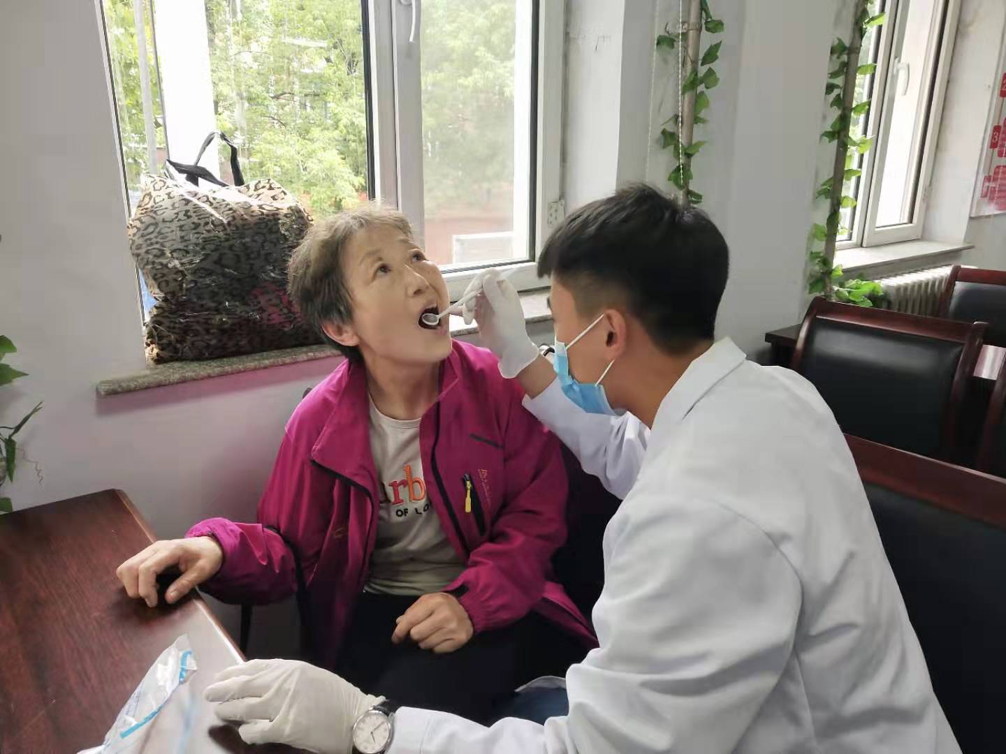 參加“七一”志愿服務(wù)活動(dòng)的同學(xué)們! 參加“七一”志愿服務(wù)活動(dòng)的同學(xué)們!