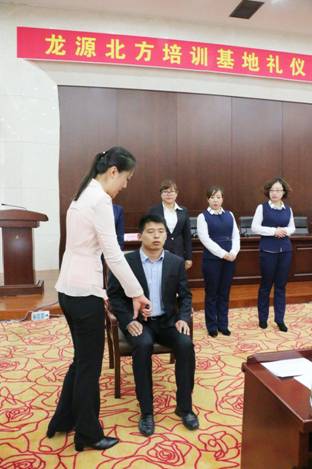 旅游商務(wù)學(xué)院教師為伊春市龍源北方培訓(xùn)基地作禮儀專題講座