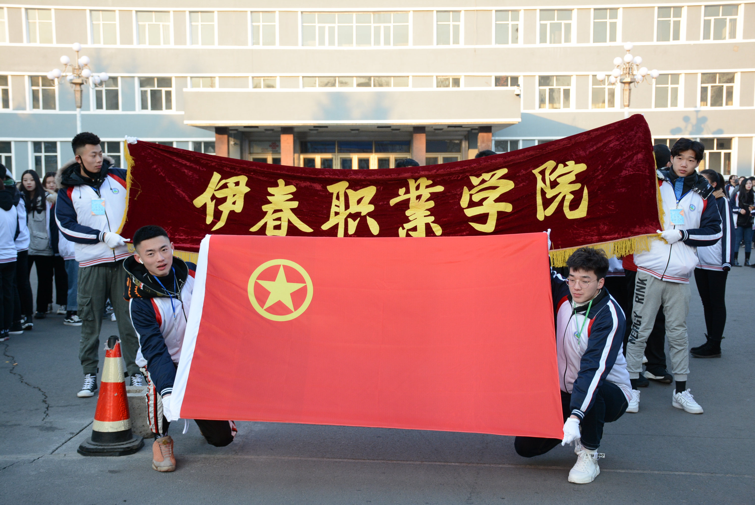 伊春職業(yè)學(xué)院開(kāi)展清明節(jié)祭奠英烈活動(dòng) 伊春職業(yè)學(xué)院開(kāi)展清明節(jié)祭奠英烈活動(dòng)