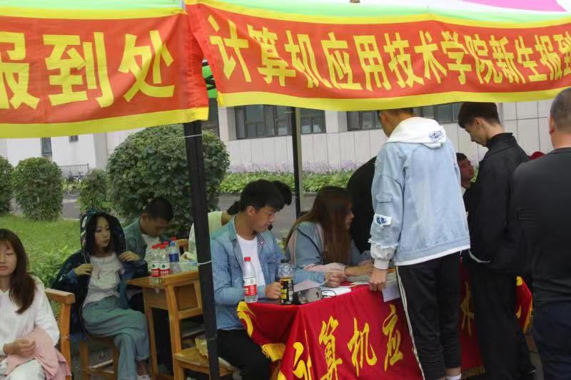 以亮點特色迎新生入學(xué)_用貼心服務(wù)贏新生之心