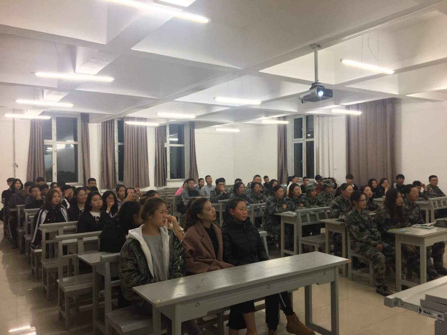 旅游商務(wù)學(xué)院召開“創(chuàng)建無煙校園”動員大會