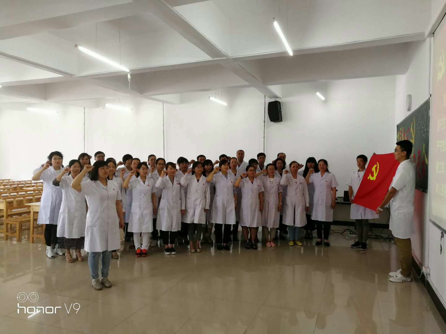 醫(yī)學(xué)技術(shù)學(xué)院“不忘初心牢記使命”主題黨日活動