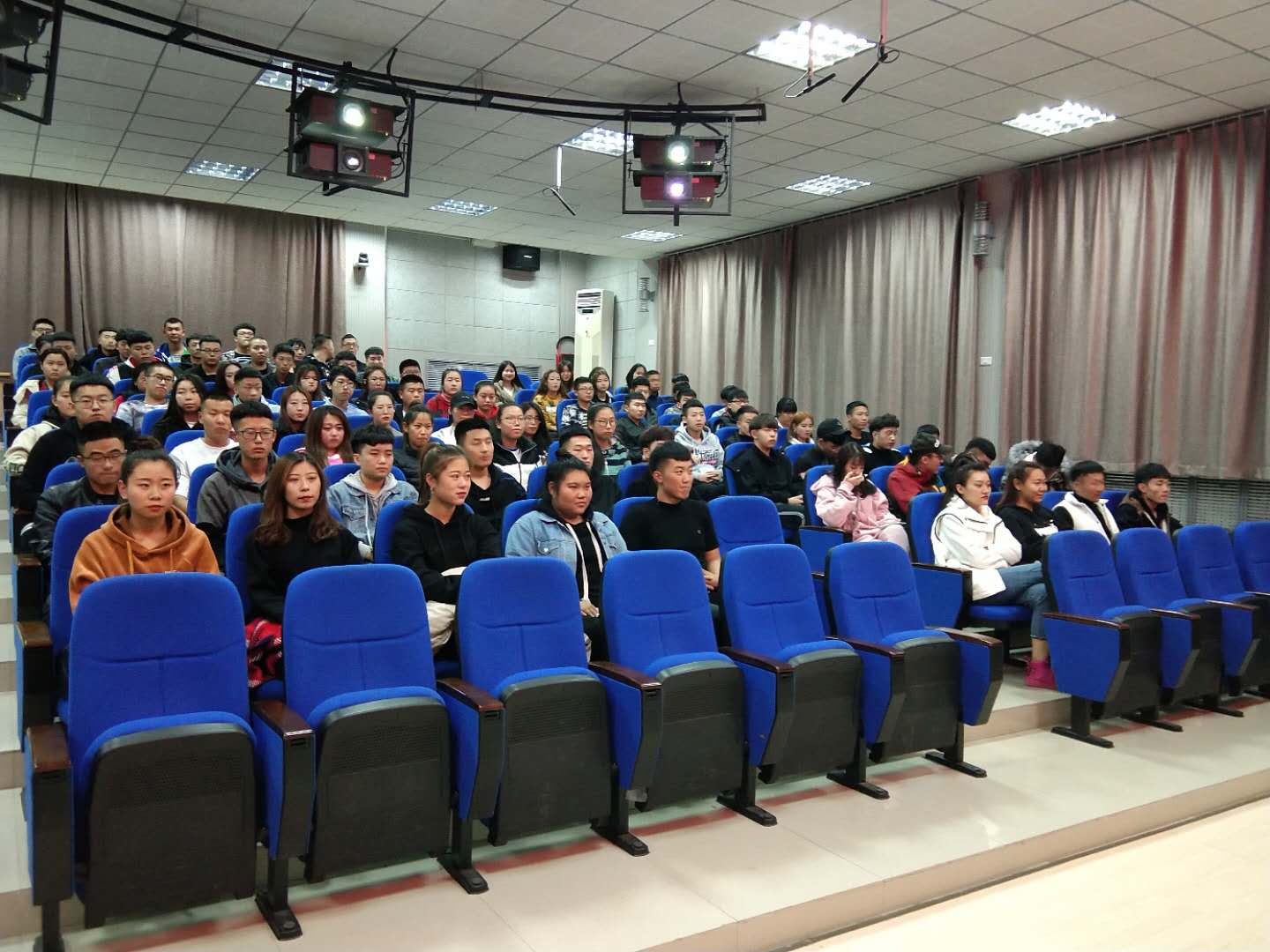 金麗婷教授為本院全體學(xué)生做專業(yè)教育講座 金麗婷教授為本院全體學(xué)生做專業(yè)教育講座