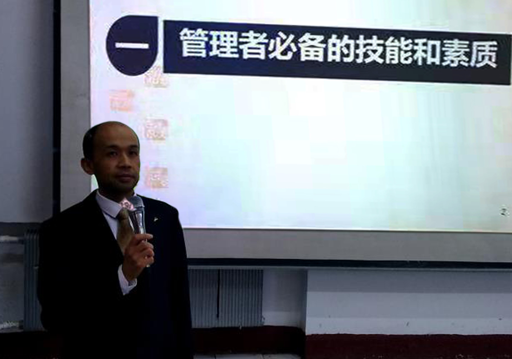 我院教師為伊春市農民(林業(yè)職工)教育培訓班做電子商務、企業(yè)管理培訓 我院教師為伊春市農民(林業(yè)職工)教育培訓班做電子商務、企業(yè)管理培訓