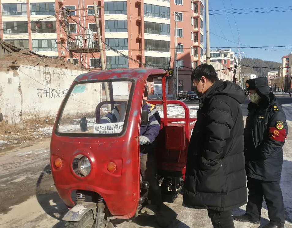 大學(xué)生志愿者勇?lián)?dāng)__為疫情防控貢獻(xiàn)青春力量