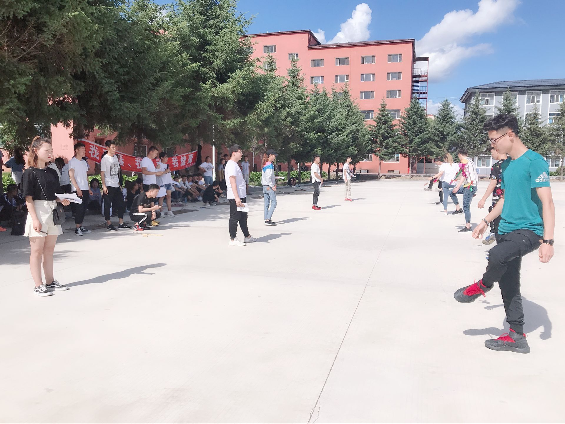 旅游商務(wù)學(xué)院舉辦毽球跳繩大賽 旅游商務(wù)學(xué)院舉辦毽球跳繩大賽