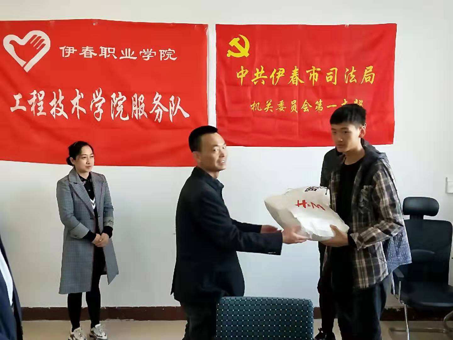 司法獻(xiàn)愛心_溫暖校園行