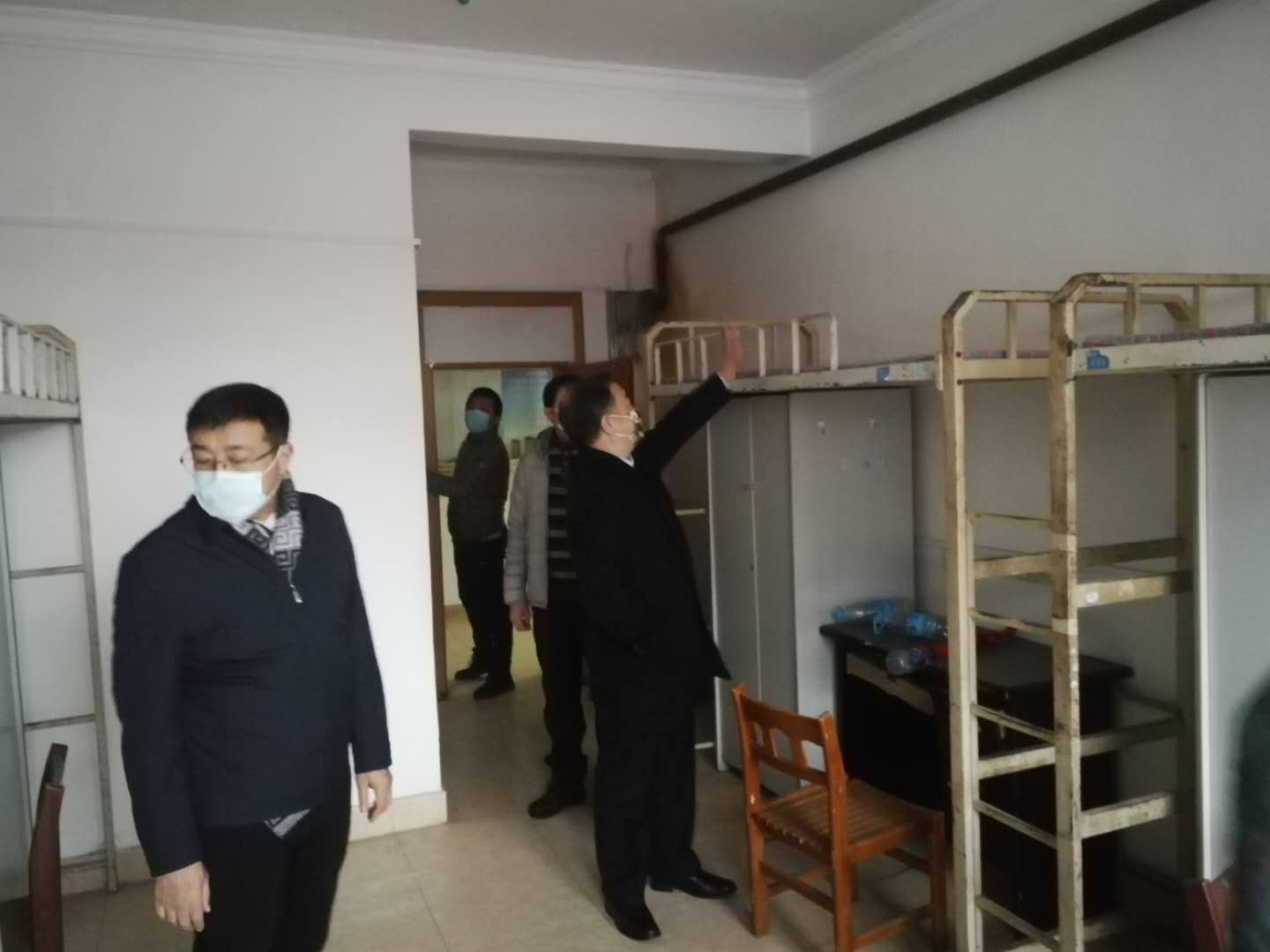 校領(lǐng)導走訪慰問留學生_檢查疫情防控工作落實情況