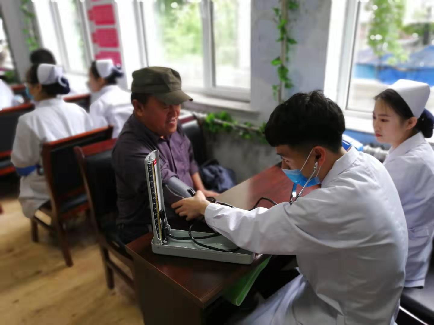 參加“七一”志愿服務(wù)活動(dòng)的同學(xué)們! 參加“七一”志愿服務(wù)活動(dòng)的同學(xué)們!