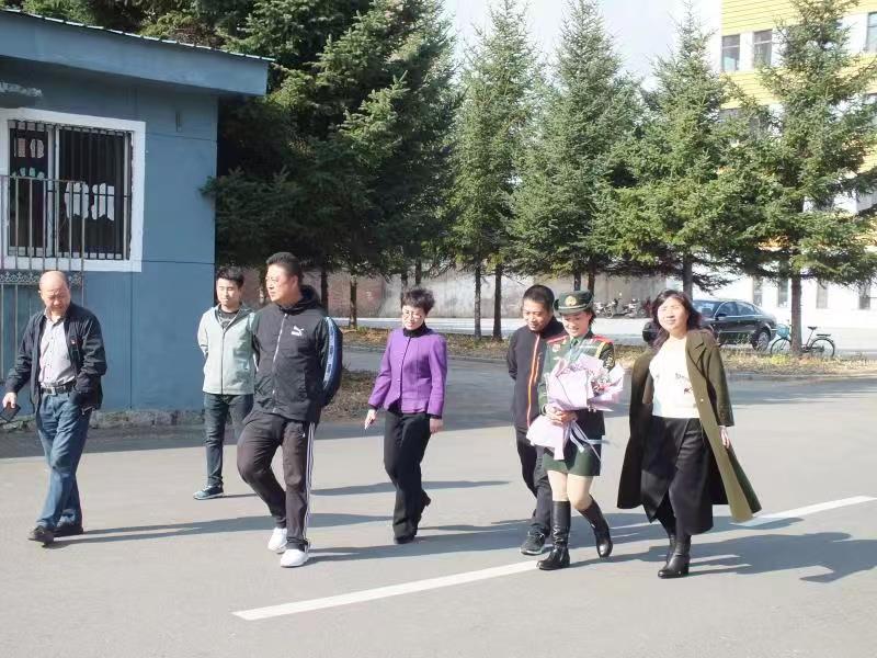 參加新中國70周年閱兵女兵方隊李玲玲同學(xué)載譽(yù)返校