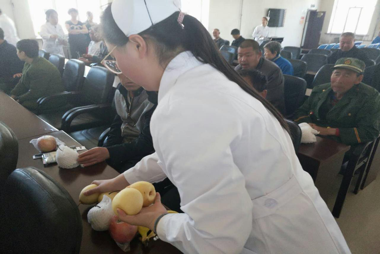 醫(yī)學技術(shù)學院涉外護理班開展“用行動給予關(guān)懷、用服務(wù)獻予愛心”主題公益活動