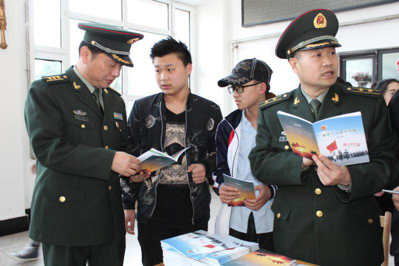 我校聯(lián)合伊春軍分區(qū)、伊春區(qū)武裝部開展2018年征兵宣傳進校園活動