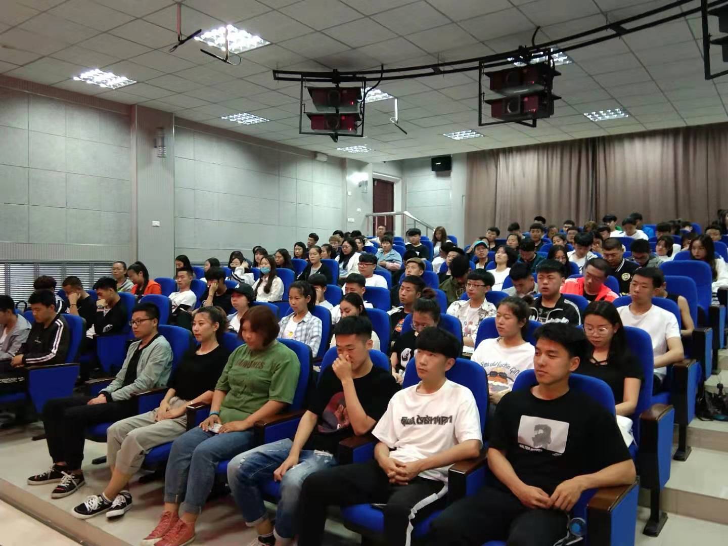 旅游商務(wù)學(xué)院召開(kāi)考風(fēng)考紀(jì)教育大會(huì)暨學(xué)生工作總結(jié)表彰大會(huì) 旅游商務(wù)學(xué)院召開(kāi)考風(fēng)考紀(jì)教育大會(huì)暨學(xué)生工作總結(jié)表彰大會(huì)