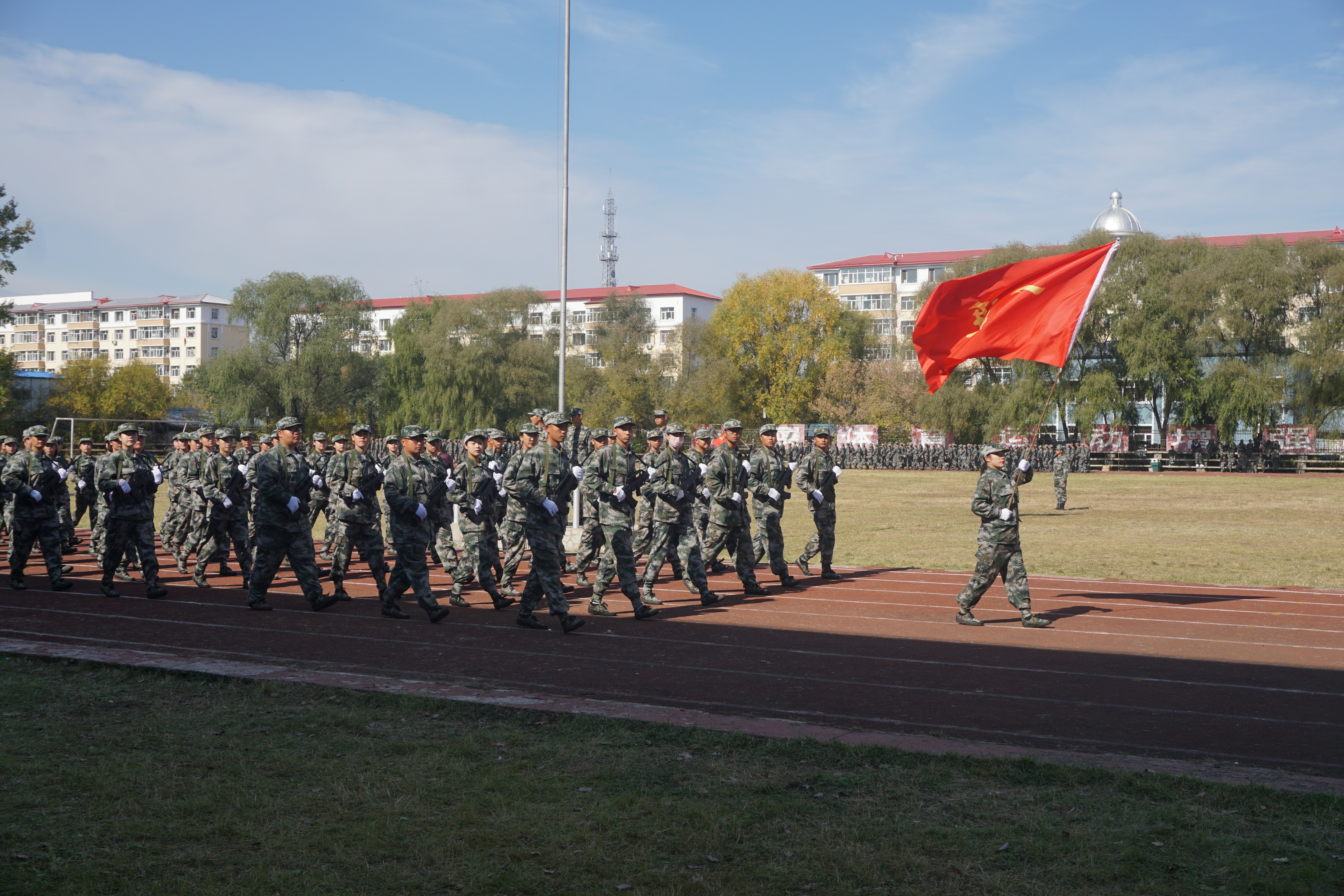 我校舉行2018級新生軍訓(xùn)匯報(bào)暨總結(jié)表彰大會(huì) 我校舉行2018級新生軍訓(xùn)匯報(bào)暨總結(jié)表彰大會(huì)