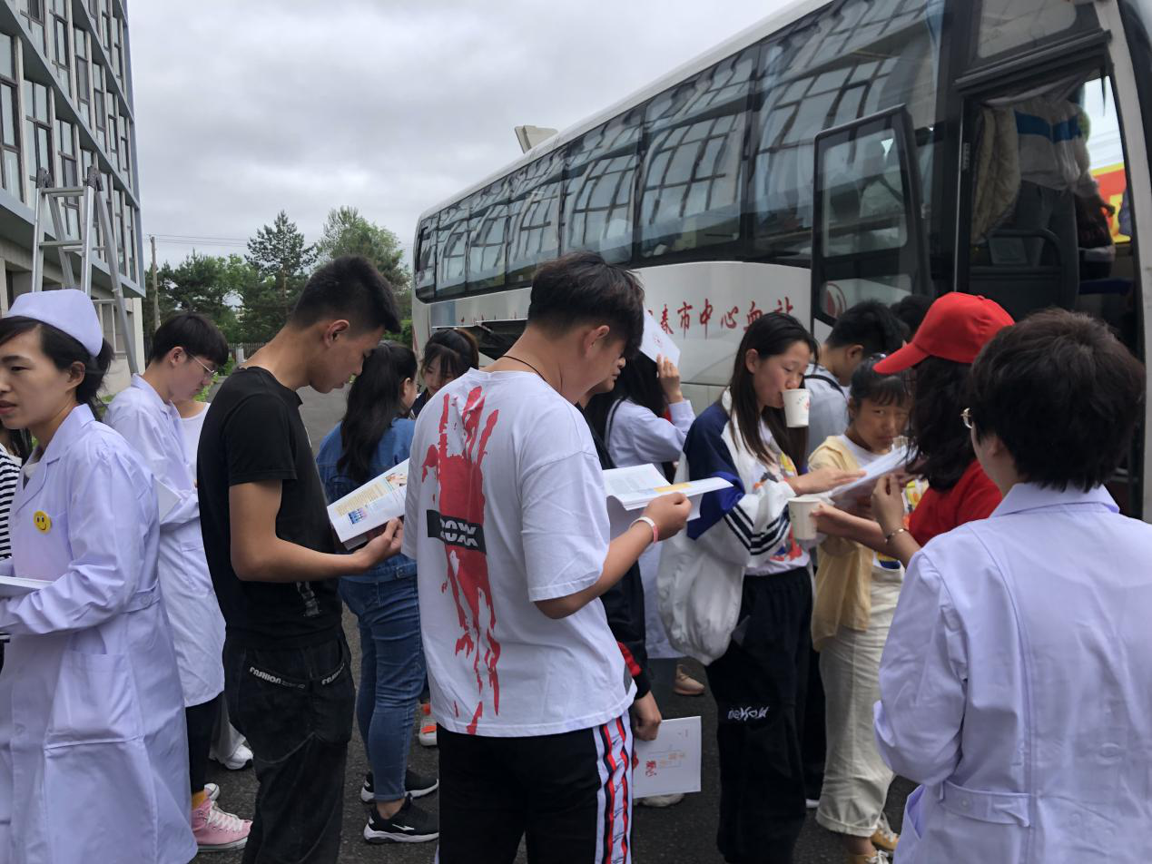 愛(ài)心凝聚力量_奉獻(xiàn)鑄就青春