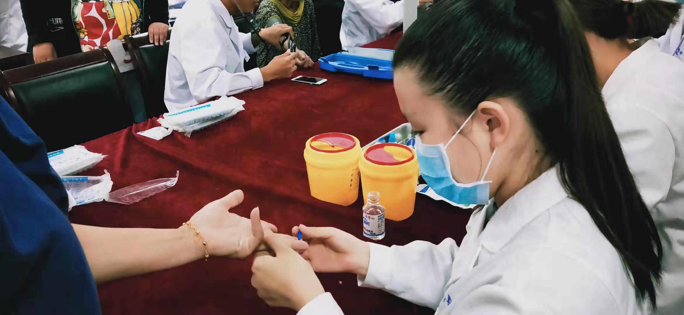 參加“七一”志愿服務(wù)活動(dòng)的同學(xué)們! 參加“七一”志愿服務(wù)活動(dòng)的同學(xué)們!