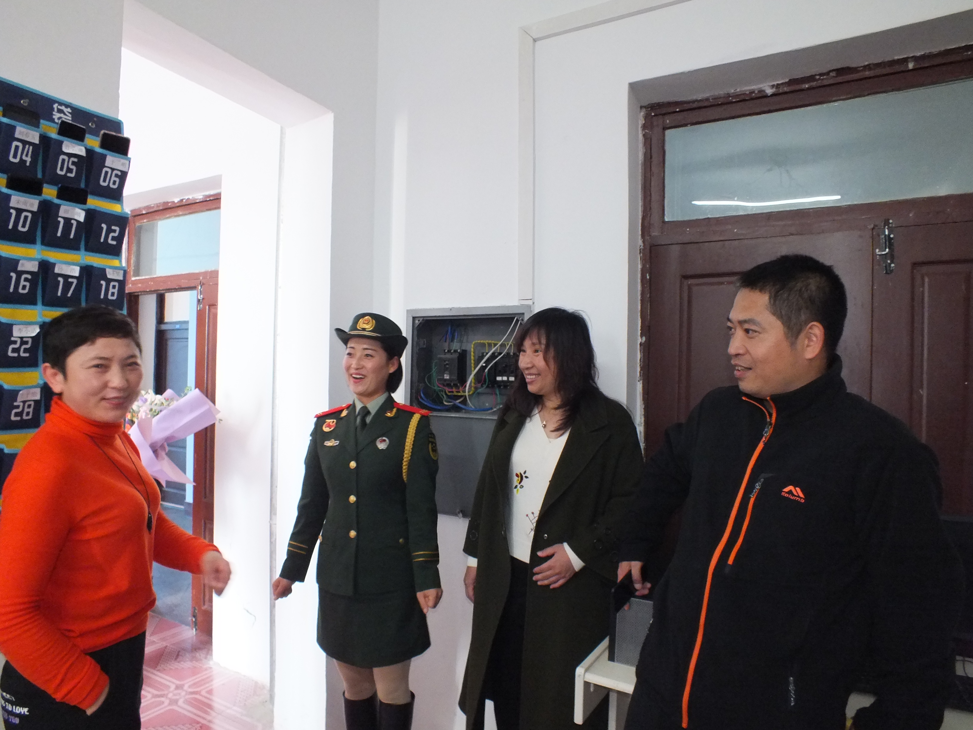 颯爽英姿五尺槍__曙光初照演兵場(chǎng)——參加國(guó)慶閱兵女兵方陣隊(duì)員李玲玲榮歸母校紀(jì)實(shí)