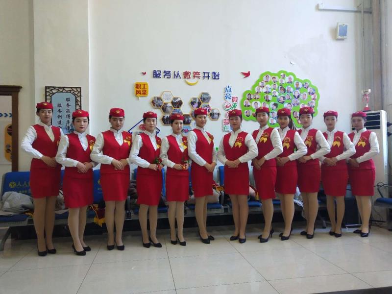 我院學(xué)生為“生態(tài)旅游·伊春號(hào)”旅游文化列車開行儀式提供志愿禮儀服務(wù) 我院學(xué)生為“生態(tài)旅游·伊春號(hào)”旅游文化列車開行儀式提供志愿禮儀服務(wù)