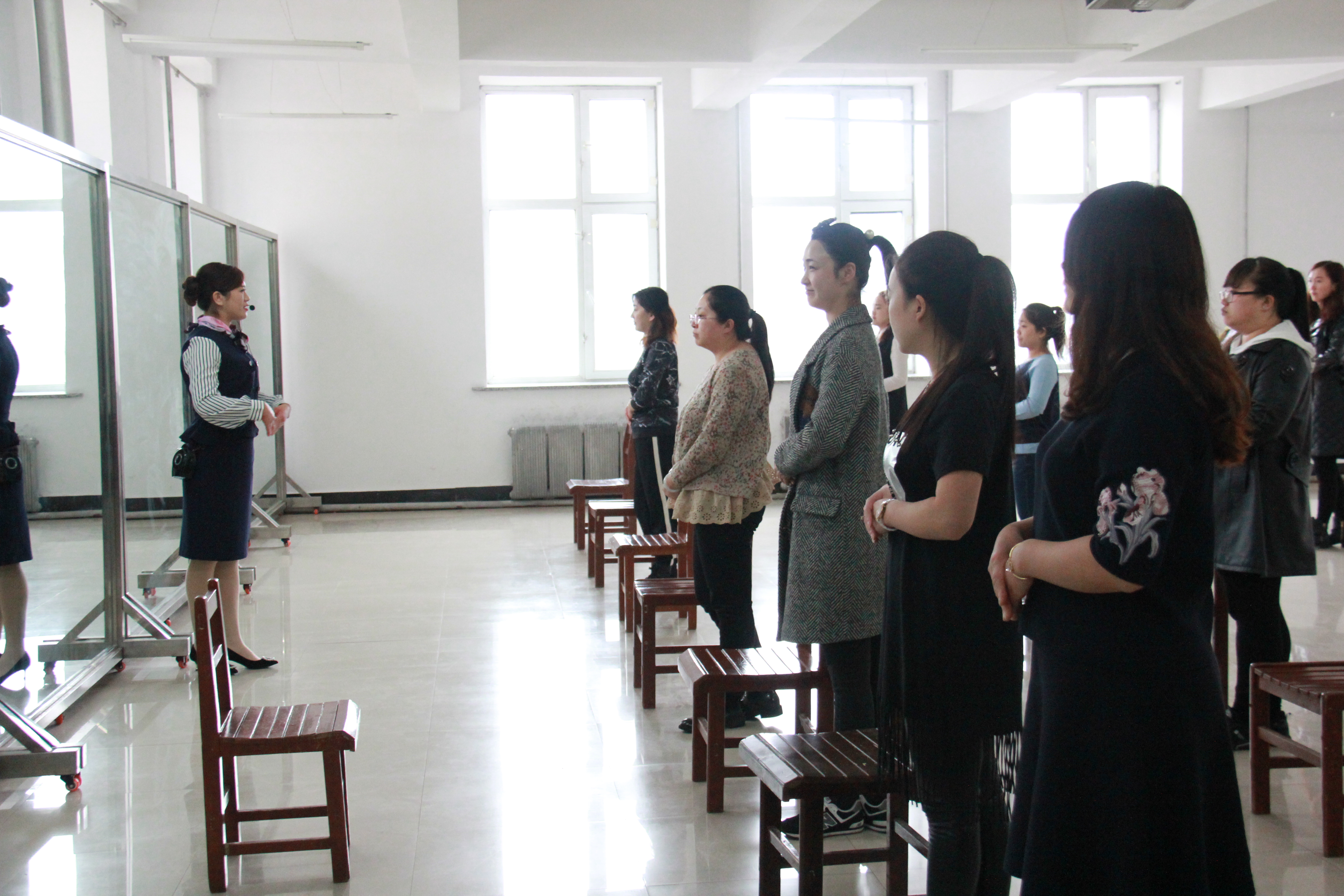 我院為伊春市行政資源中心進(jìn)行政務(wù)禮儀培訓(xùn) 我院為伊春市行政資源中心進(jìn)行政務(wù)禮儀培訓(xùn)