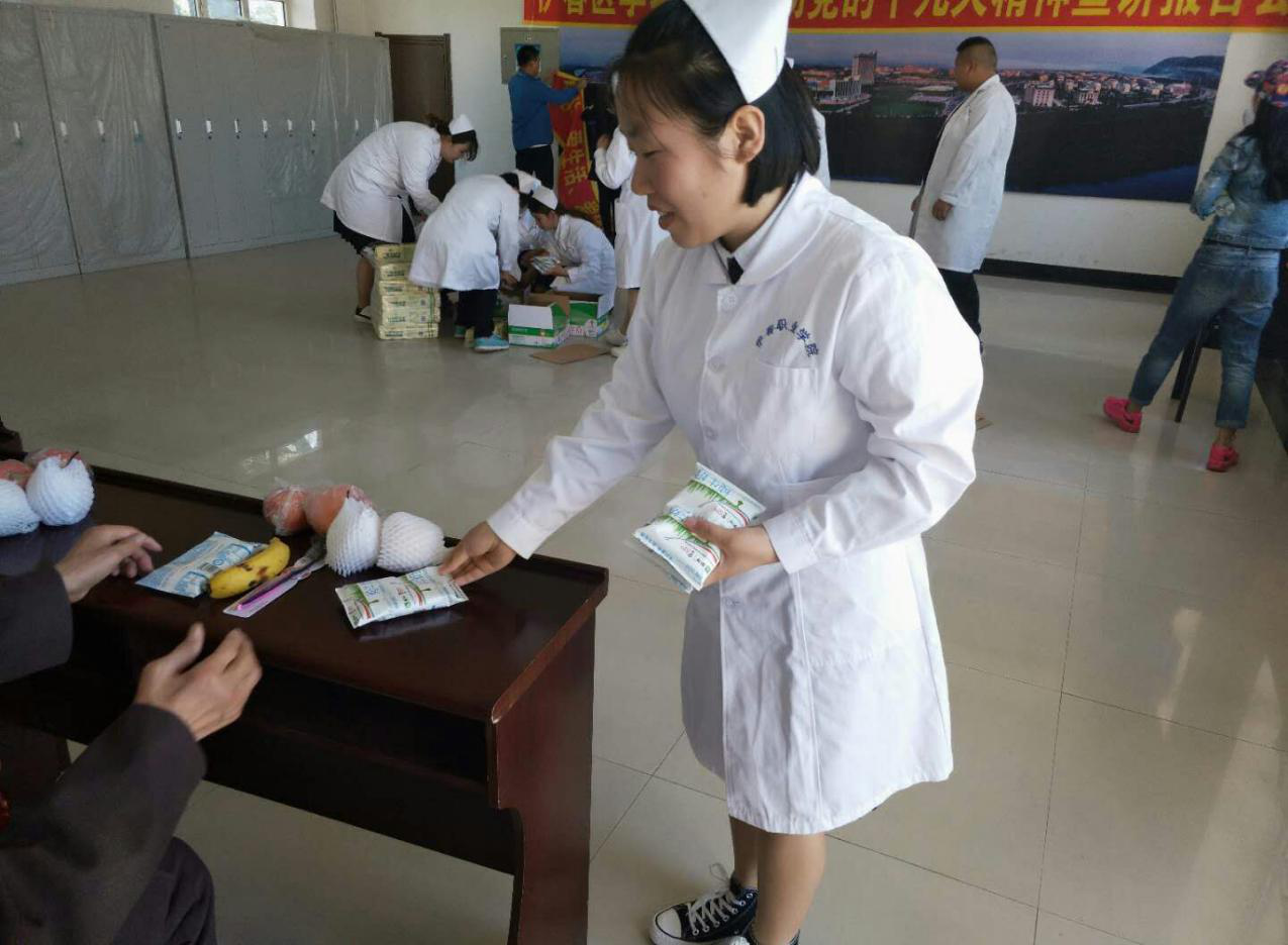 醫(yī)學技術(shù)學院涉外護理班開展“用行動給予關(guān)懷、用服務(wù)獻予愛心”主題公益活動