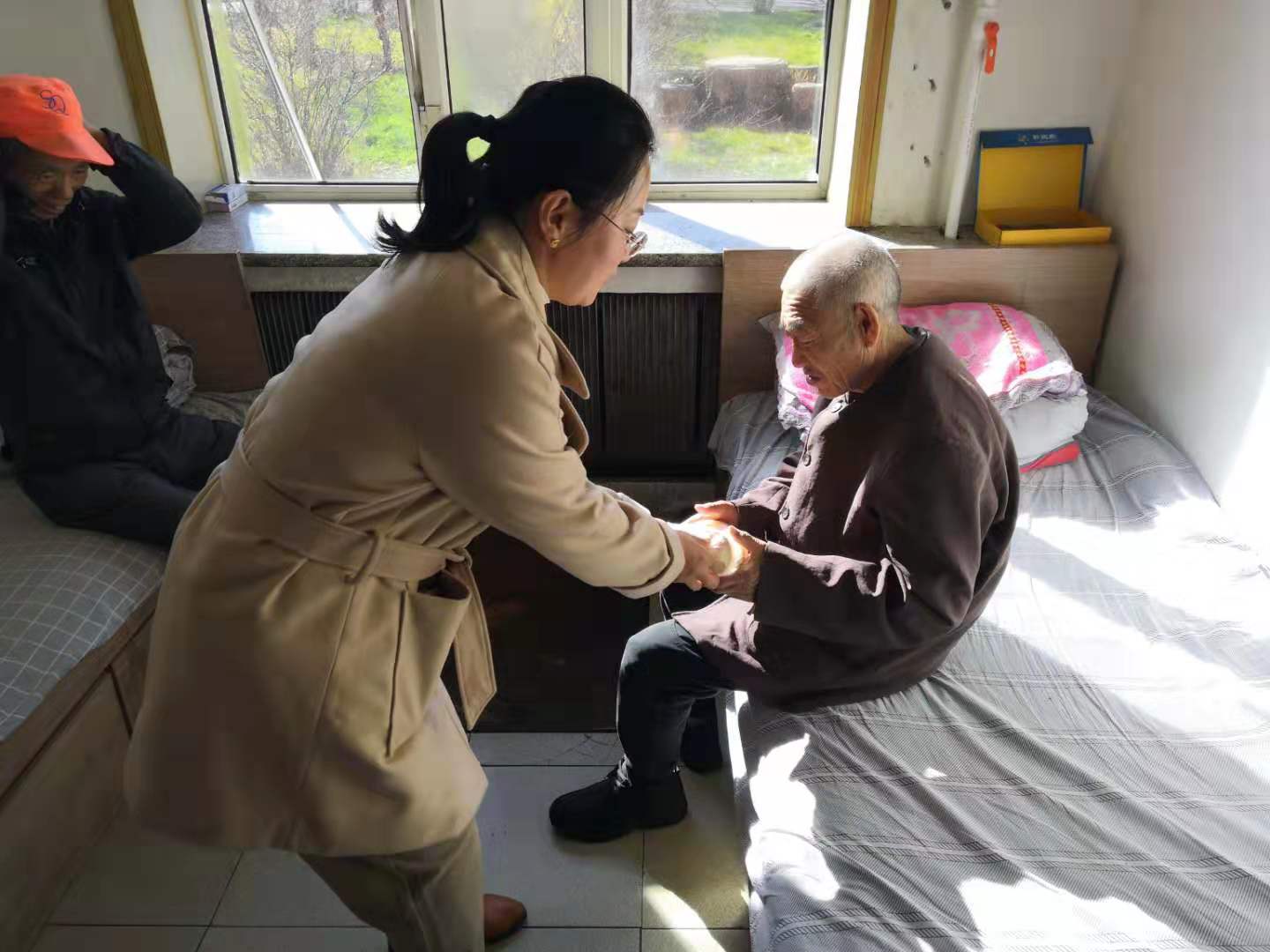 金秋十月林都寒_工程慰問暖人心