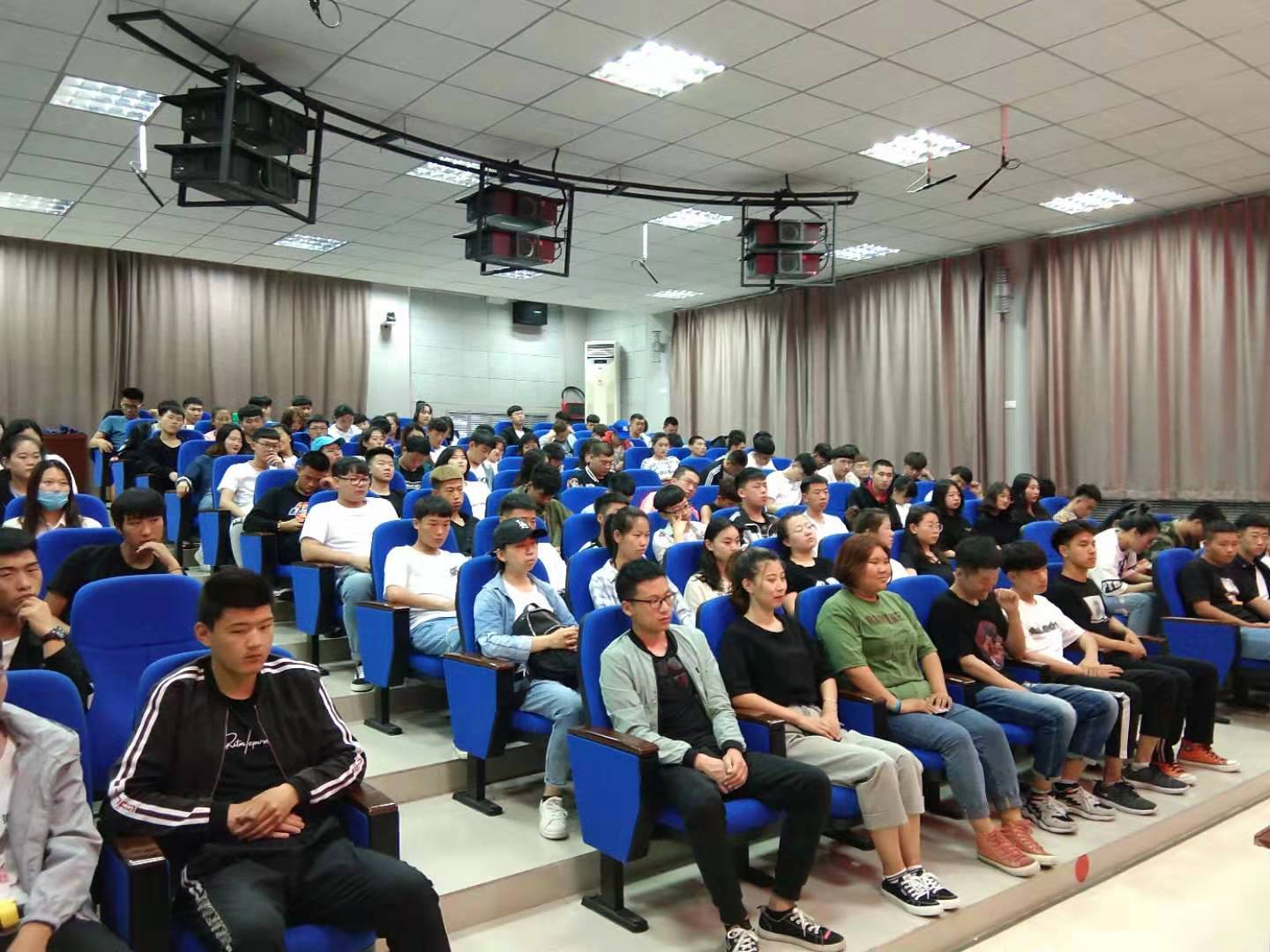 旅游商務(wù)學(xué)院召開(kāi)2020屆畢業(yè)生實(shí)習(xí)動(dòng)員大會(huì) 旅游商務(wù)學(xué)院召開(kāi)2020屆畢業(yè)生實(shí)習(xí)動(dòng)員大會(huì)