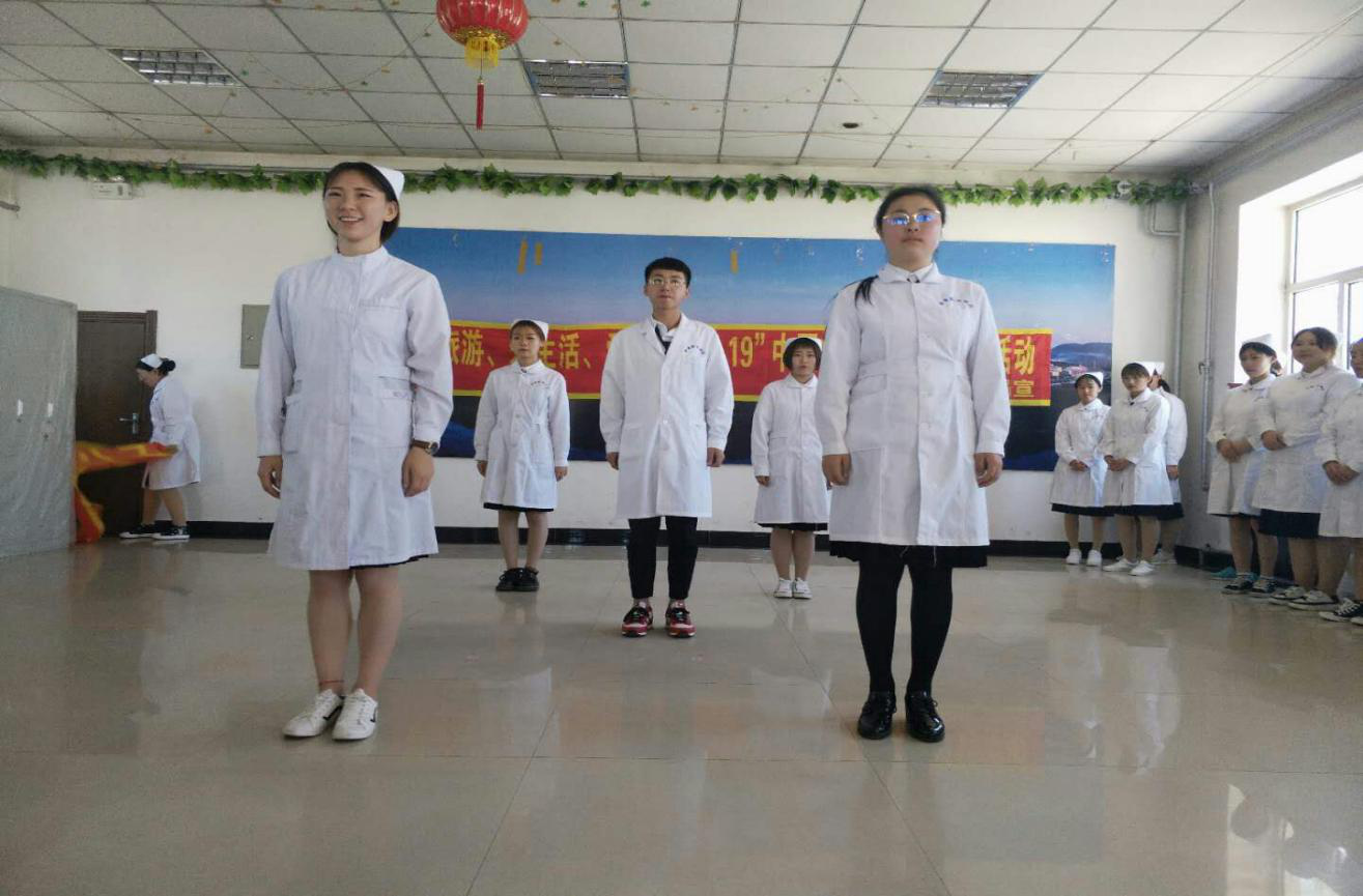 醫(yī)學技術(shù)學院涉外護理班開展“用行動給予關(guān)懷、用服務(wù)獻予愛心”主題公益活動