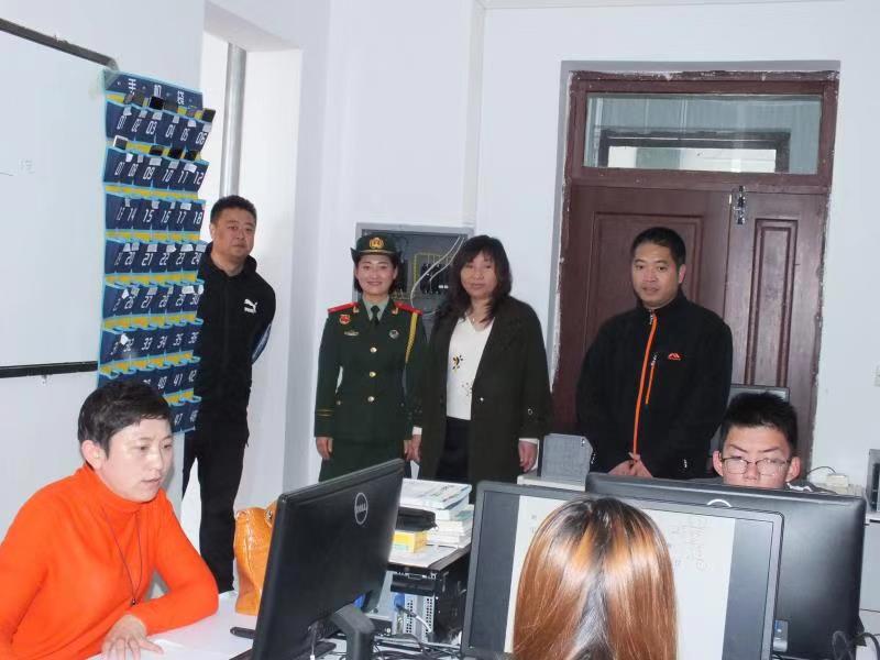 參加新中國70周年閱兵女兵方隊李玲玲同學(xué)載譽(yù)返校