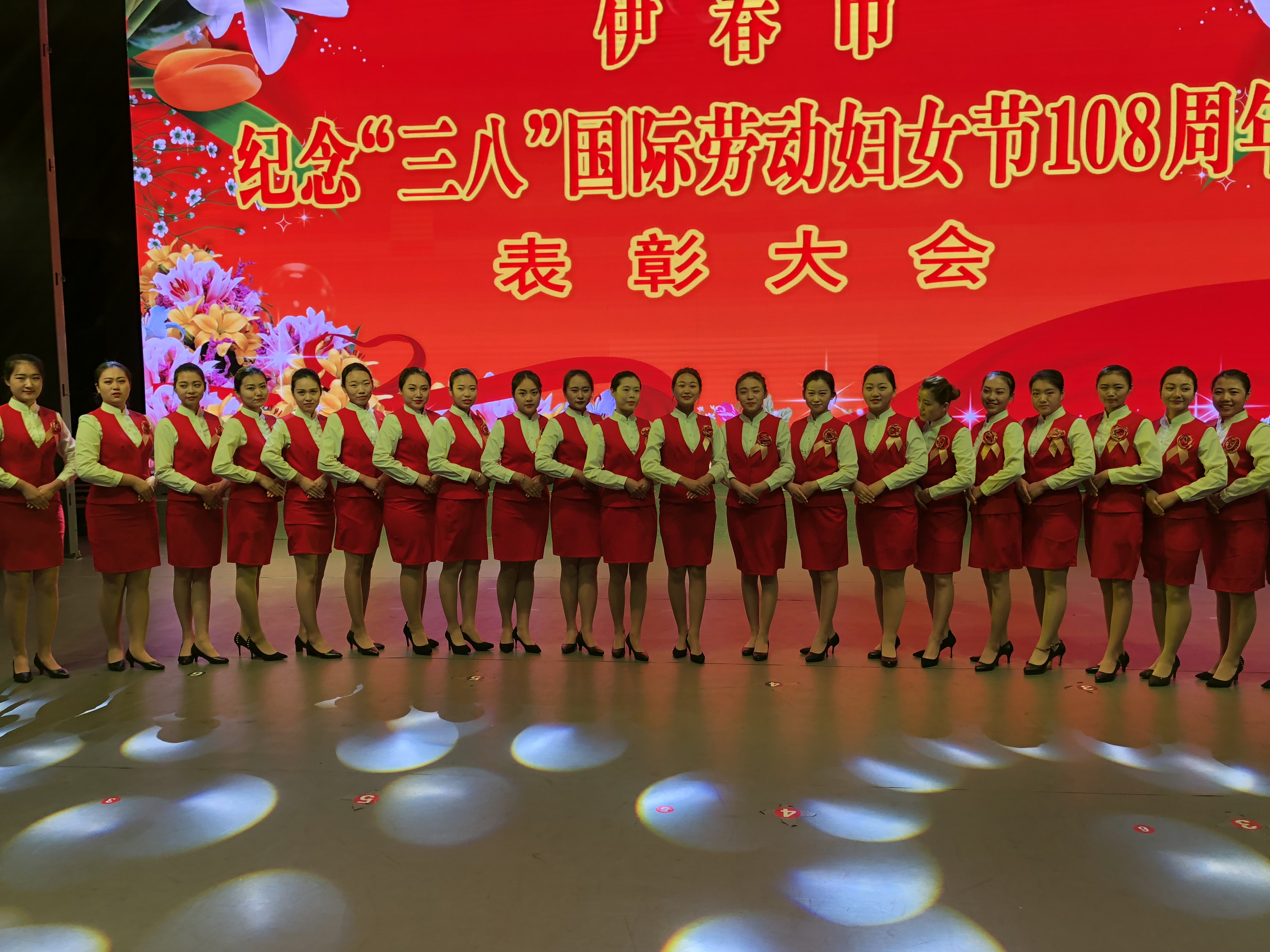 旅游商務(wù)學(xué)院高鐵專(zhuān)業(yè)學(xué)生為我市大型活動(dòng)提供志愿服務(wù) 旅游商務(wù)學(xué)院高鐵專(zhuān)業(yè)學(xué)生為我市大型活動(dòng)提供志愿服務(wù)