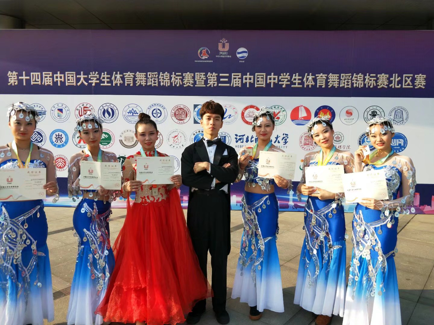 伊春職業(yè)學(xué)院體育舞蹈代表隊(duì)榮獲第十四屆中國大學(xué)生體育舞蹈錦標(biāo)賽六人集體項(xiàng)目亞軍