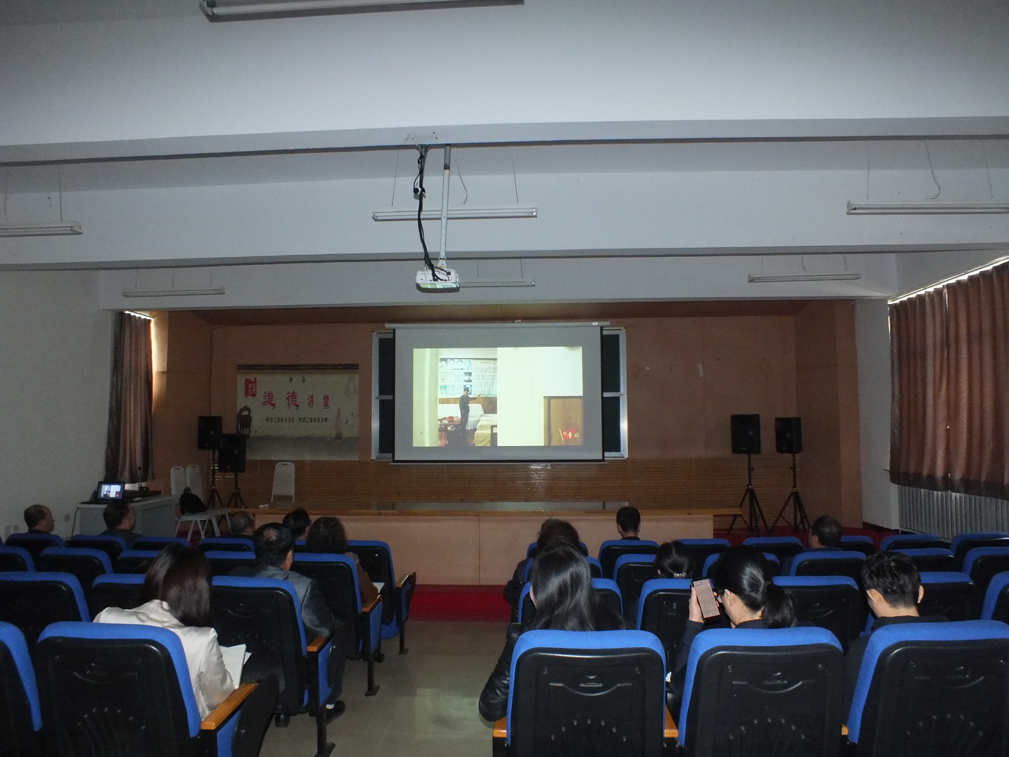 伊春職業(yè)學(xué)院黨委班子開展“不忘初心，牢記使命”主題教育讀書班暨黨委理論學(xué)習(xí)中心組第十次集體學(xué)習(xí)