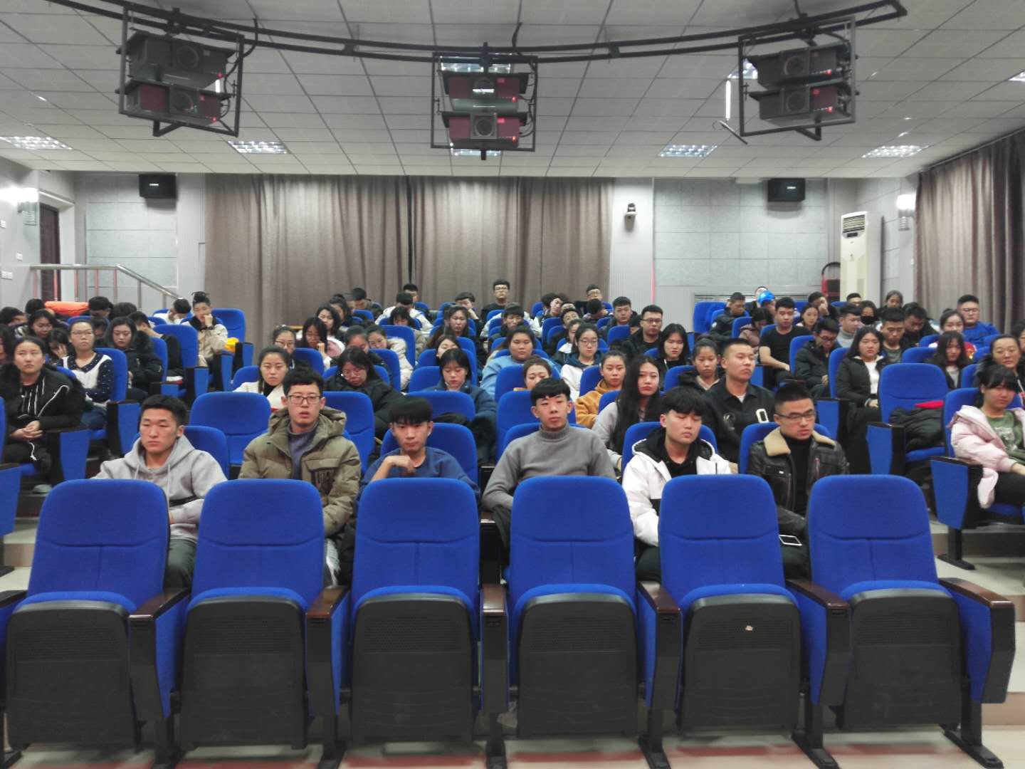 旅游商務學院召開誠信考試暨假期安全教育大會 旅游商務學院召開誠信考試暨假期安全教育大會