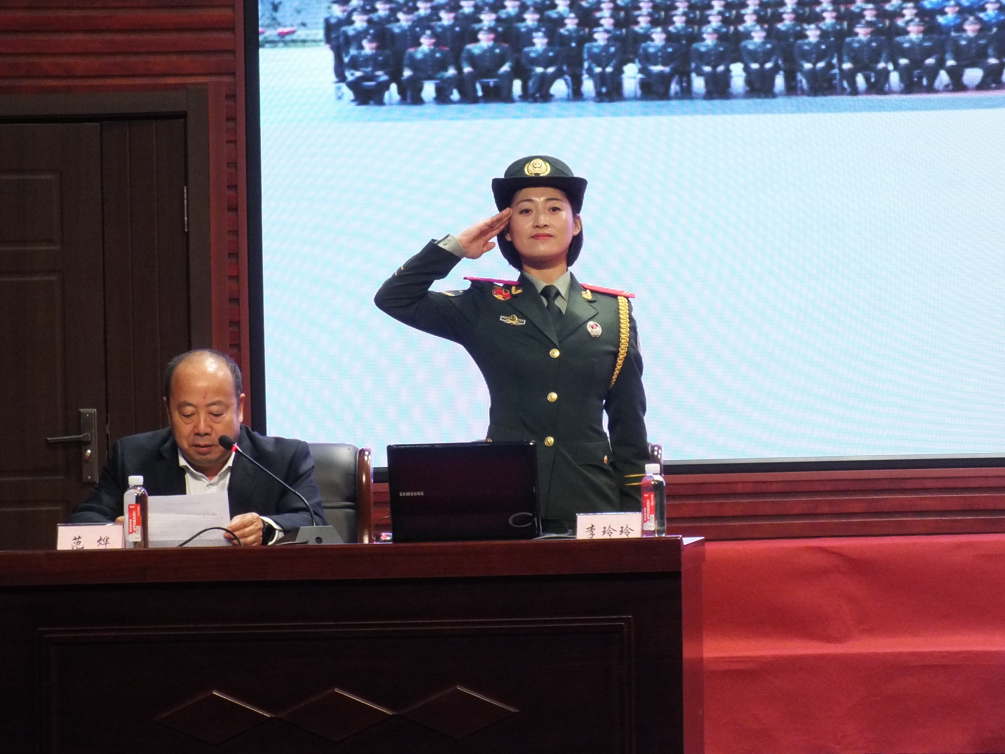 颯爽英姿五尺槍__曙光初照演兵場(chǎng)——參加國(guó)慶閱兵女兵方陣隊(duì)員李玲玲榮歸母校紀(jì)實(shí)