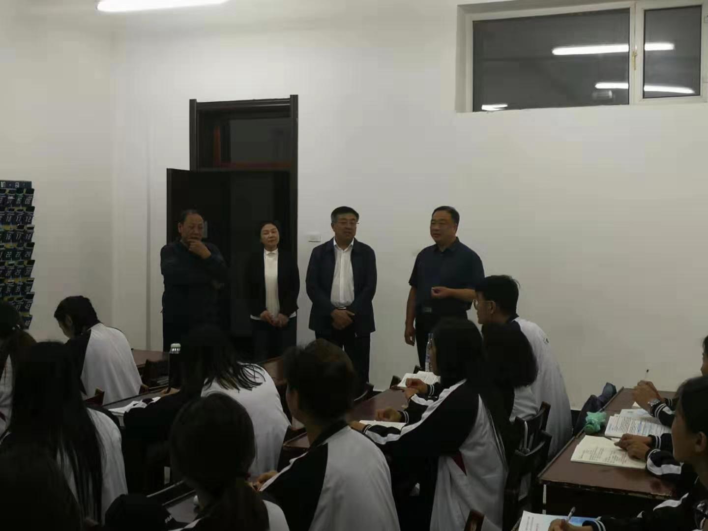 學(xué)校領(lǐng)導(dǎo)深入學(xué)生一線走訪慰問 學(xué)校領(lǐng)導(dǎo)深入學(xué)生一線走訪慰問