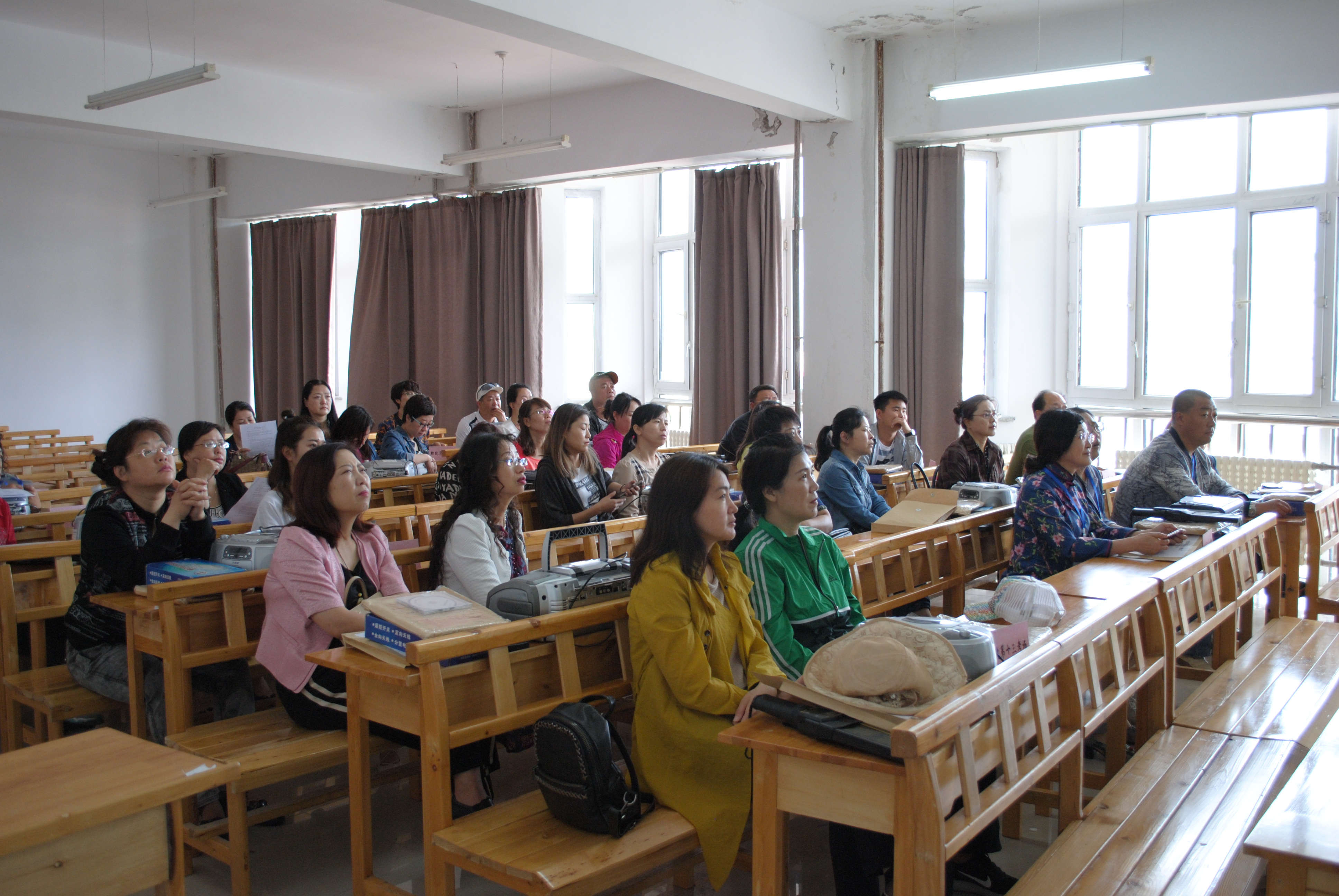 我院圓滿(mǎn)完成2018上半年大學(xué)外語(yǔ)四六級(jí)和英語(yǔ)應(yīng)用能力考試工作 我院圓滿(mǎn)完成2018上半年大學(xué)外語(yǔ)四六級(jí)和英語(yǔ)應(yīng)用能力考試工作