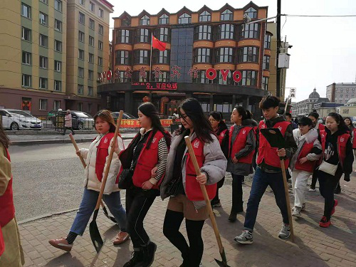 伊春職業(yè)學(xué)院醫(yī)學(xué)技術(shù)學(xué)院師生開(kāi)展學(xué)雷鋒活動(dòng)