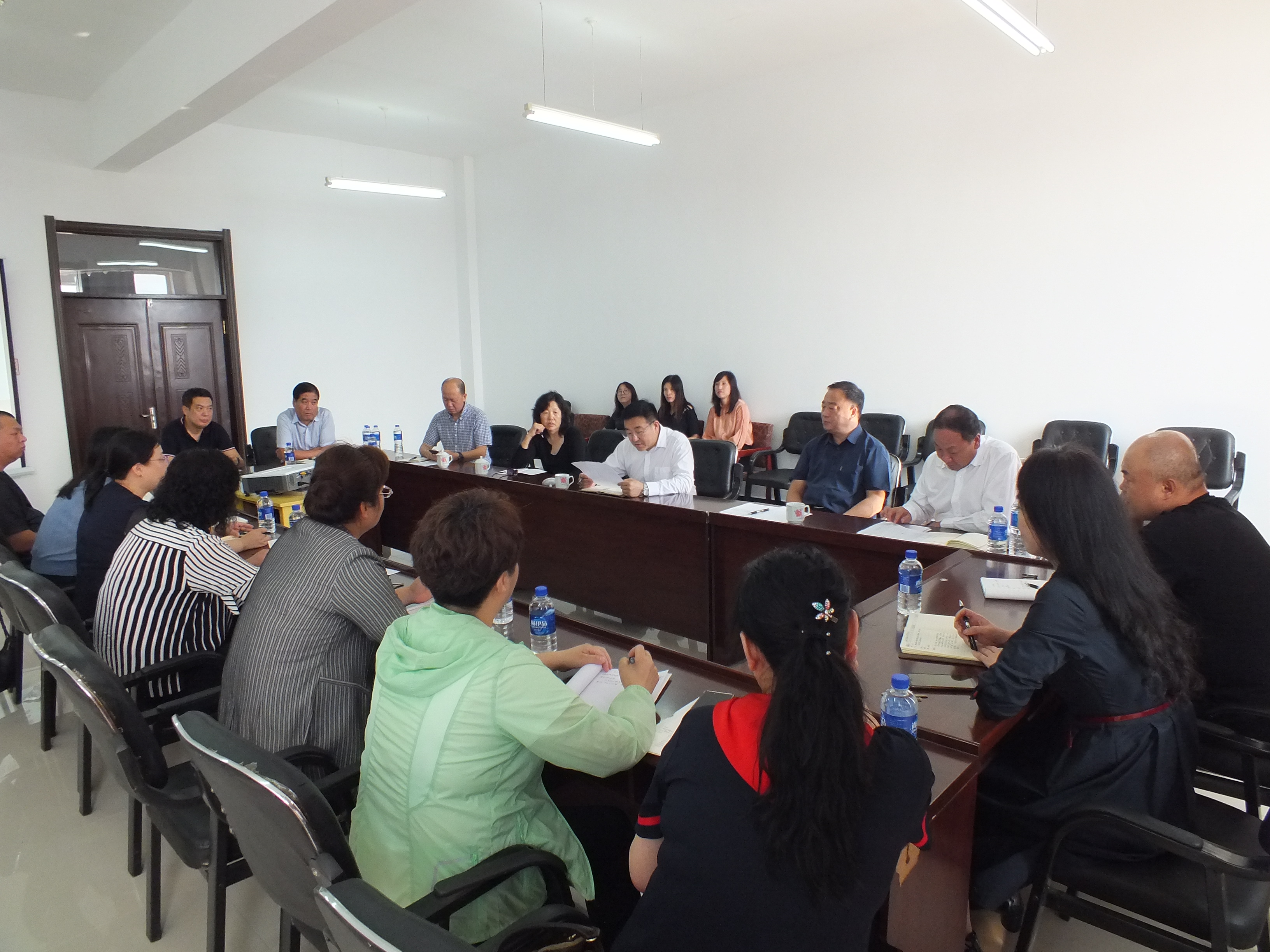 《領(lǐng)導(dǎo)求真務(wù)實(shí),教師信心滿滿,切實(shí)提高思政課的實(shí)效性》_ ————伊春職業(yè)學(xué)院思政課教師座談會(huì)報(bào)道 《領(lǐng)導(dǎo)求真務(wù)實(shí),教師信心滿滿,切實(shí)提高思政課的實(shí)效性》_ ————伊春職業(yè)學(xué)院思政課教師座談會(huì)報(bào)道