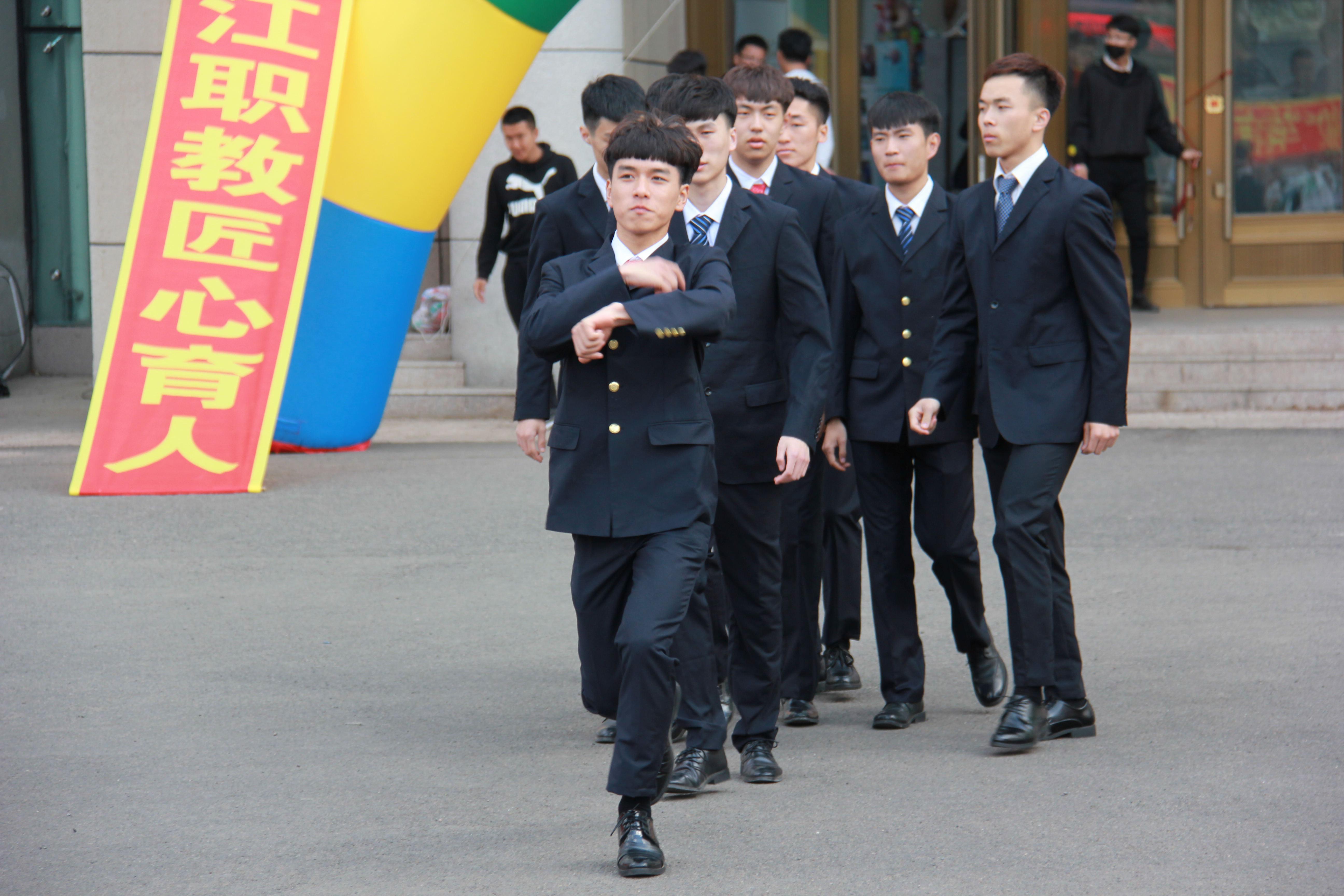 “快閃”之航空、高鐵專業(yè)學(xué)生形象禮儀展示