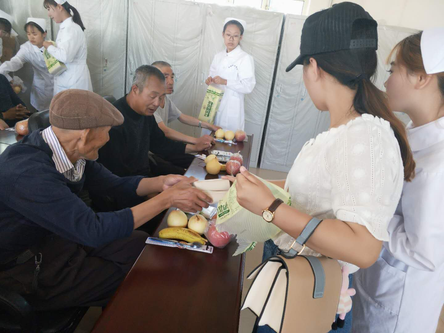 醫(yī)學技術(shù)學院涉外護理班開展“用行動給予關(guān)懷、用服務(wù)獻予愛心”主題公益活動