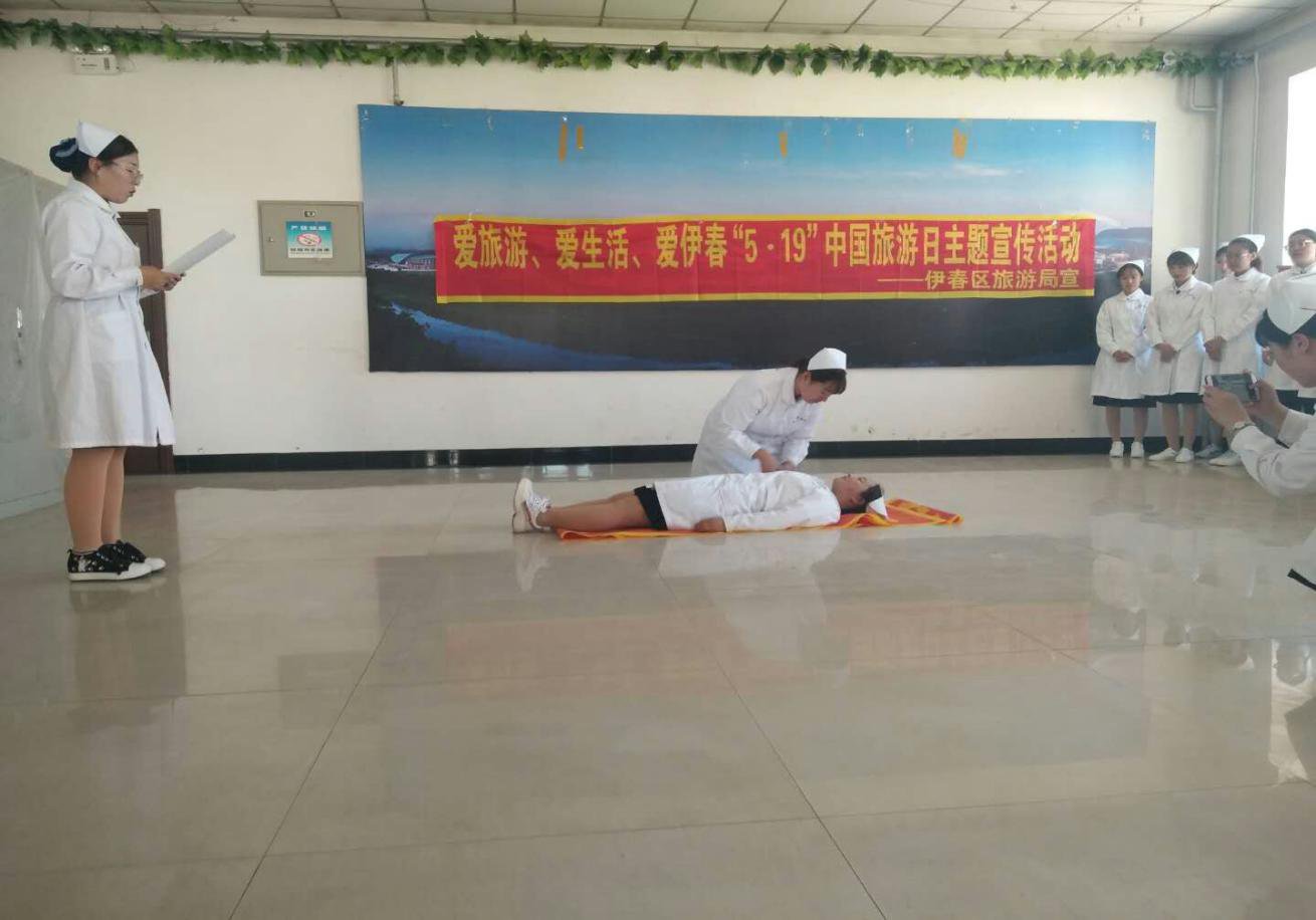 醫(yī)學技術(shù)學院涉外護理班開展“用行動給予關(guān)懷、用服務(wù)獻予愛心”主題公益活動