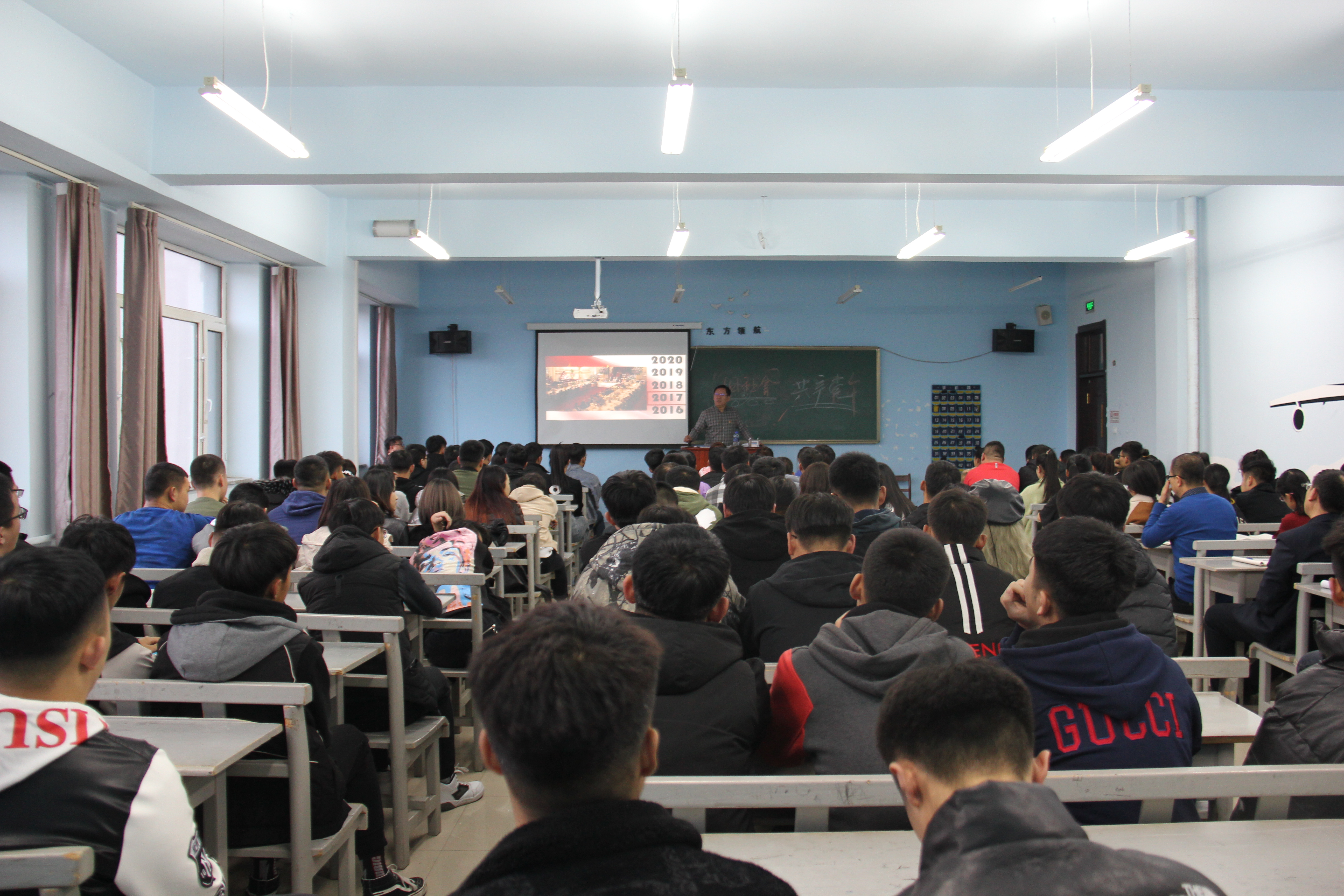 學(xué)院領(lǐng)導(dǎo)深入旅游商務(wù)學(xué)院上思政課 學(xué)院領(lǐng)導(dǎo)深入旅游商務(wù)學(xué)院上思政課