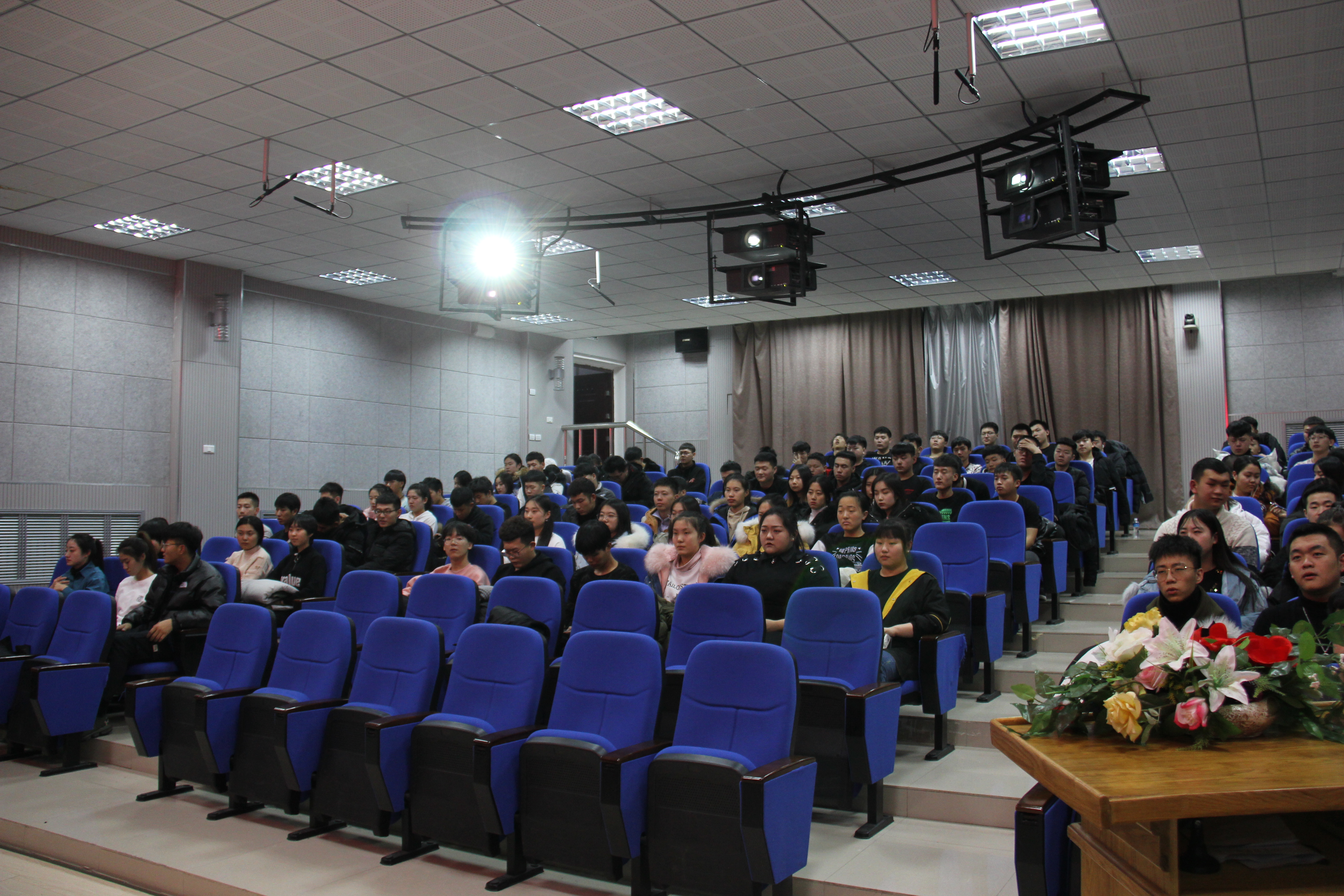 旅游商務學院召開學生工作會議 旅游商務學院召開學生工作會議