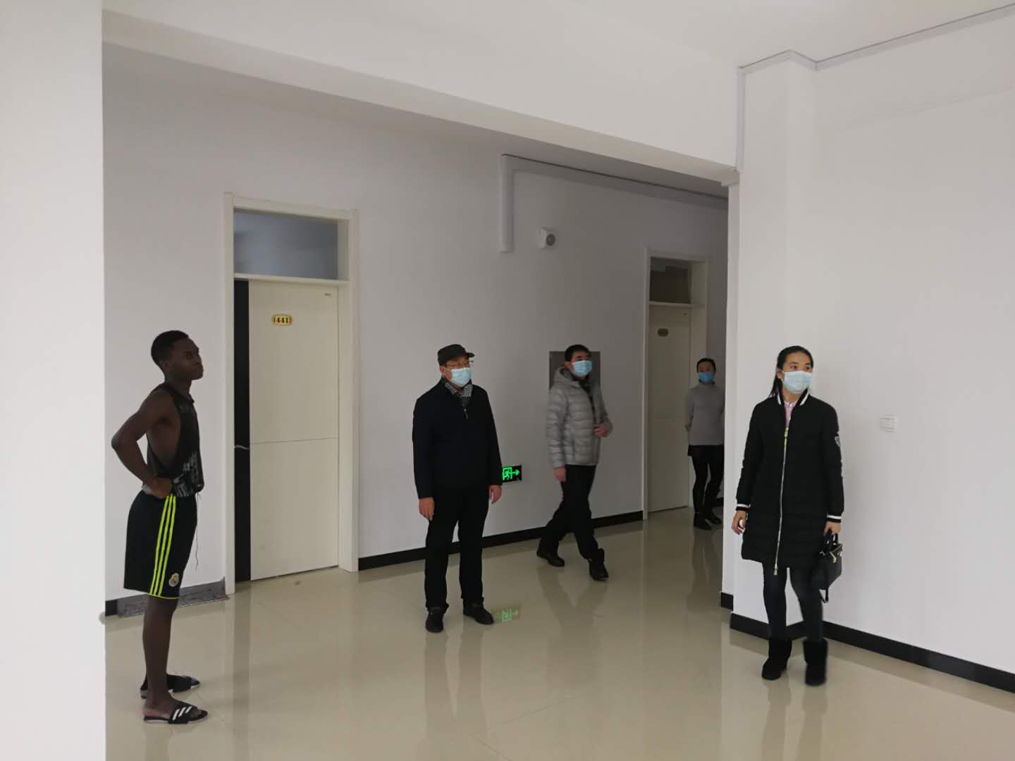 校領(lǐng)導走訪慰問留學生_檢查疫情防控工作落實情況